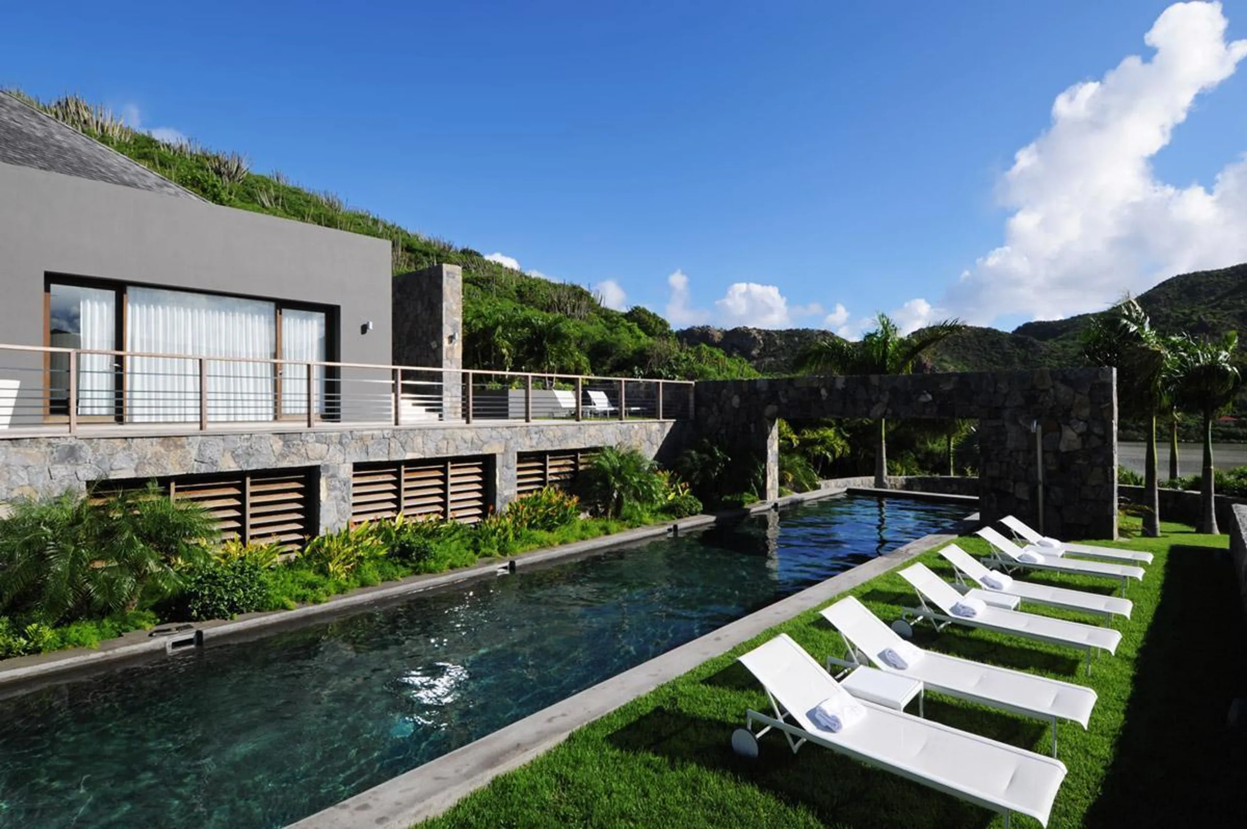Exquisite Luxury Estate with Private Pool and Fitness Room — photograph 2