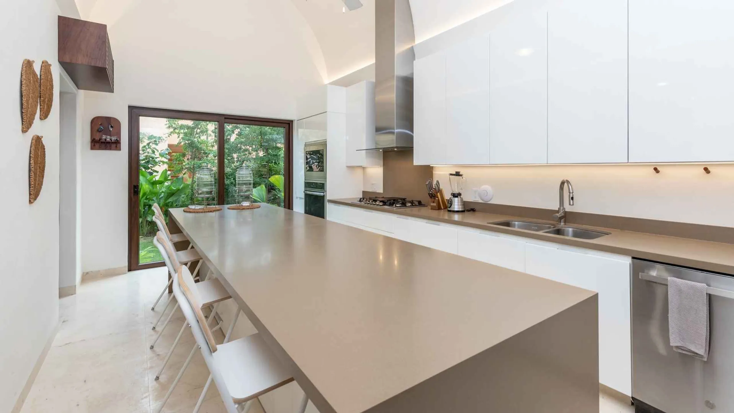 Sophisticated Three-Tiered Villa with Private Pool and Ocean Views — photograph 7