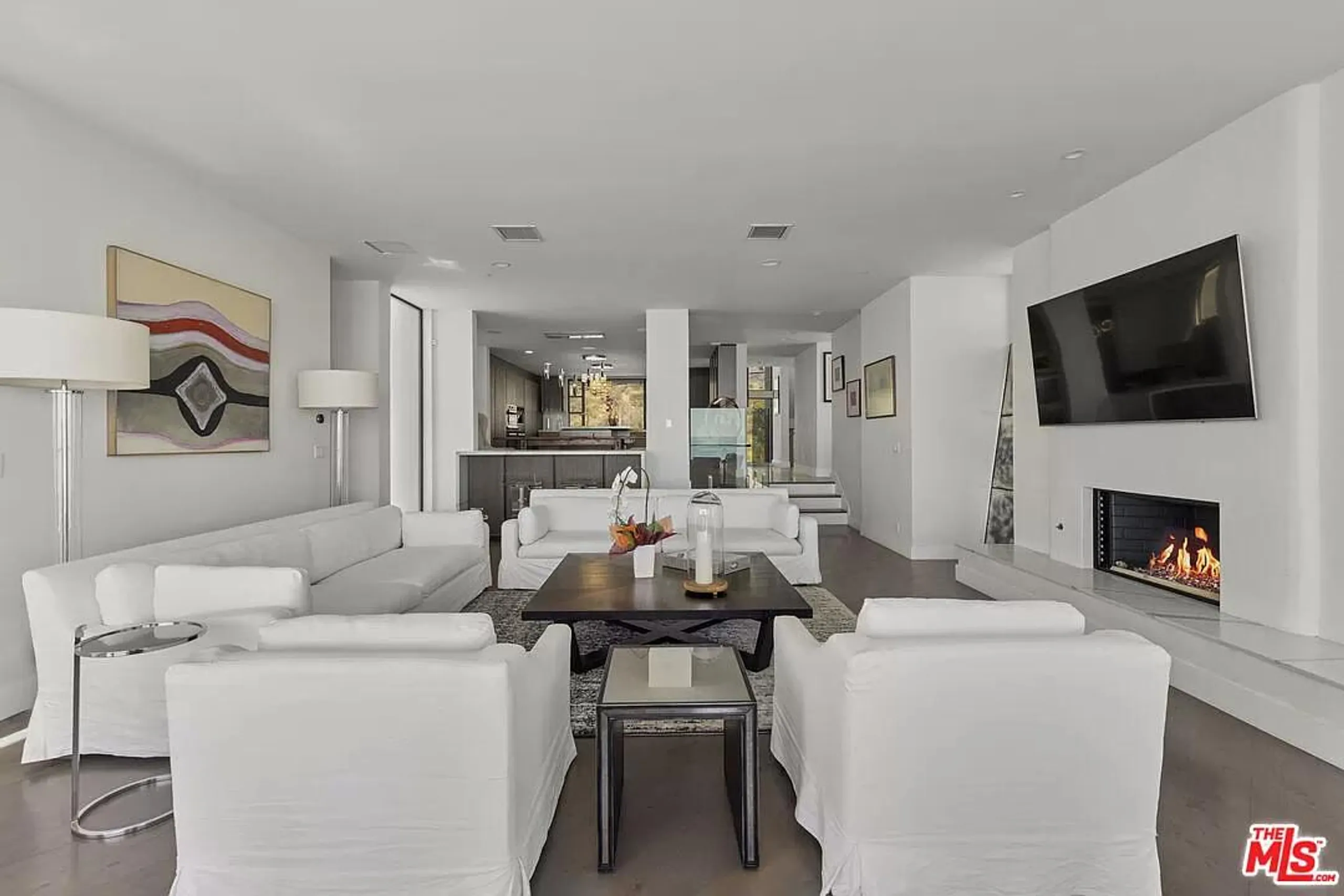 Lavish Malibu Villa with Walks to Beach — photograph 8