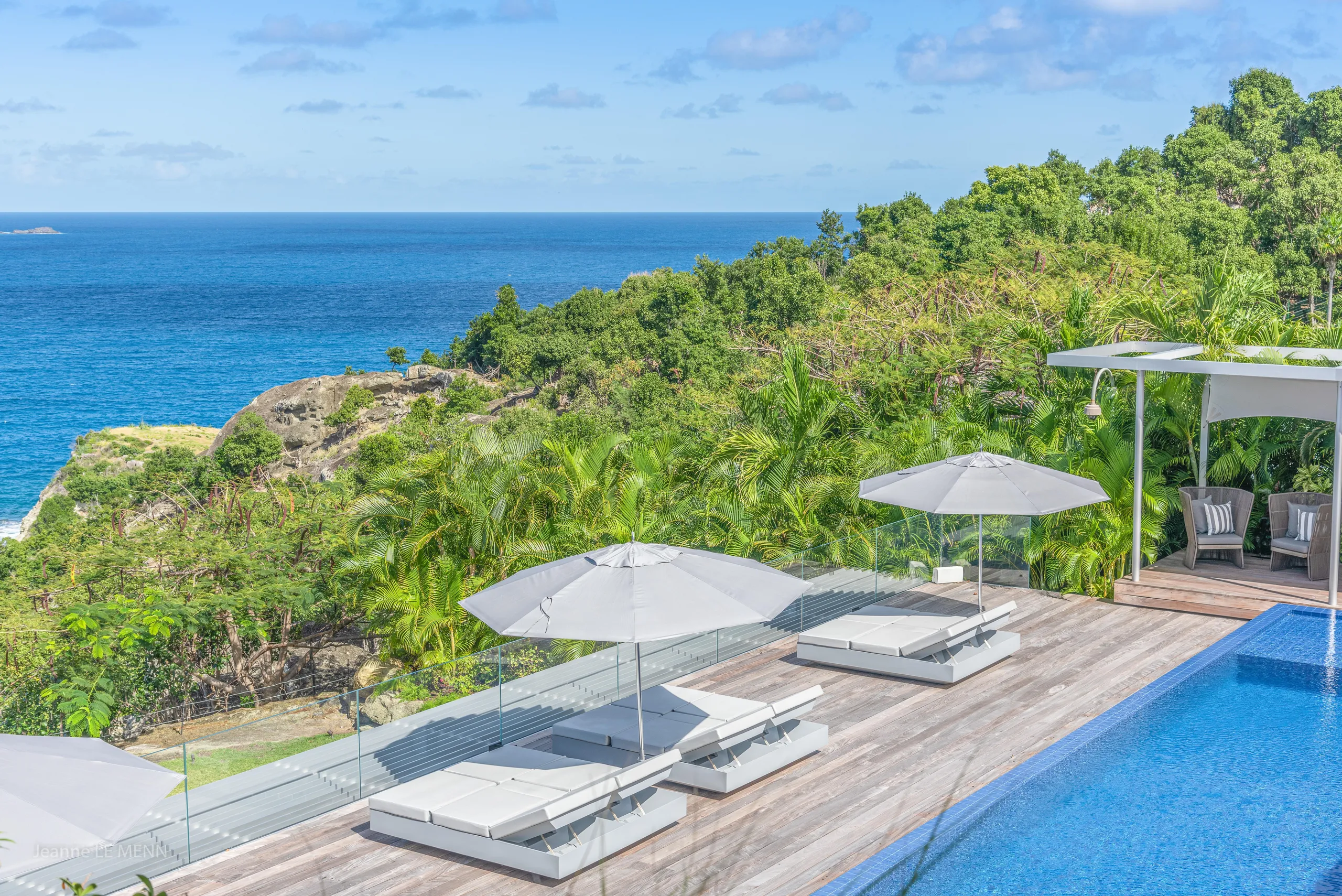 Tranquil Seaside Villa with Private Pool and Fitness Room — photograph 4