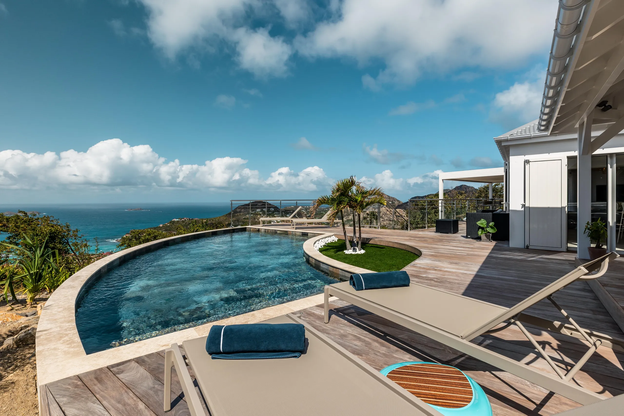 Elegant Oceanside Estate with Private Pool and Walks to Beach, Lurin