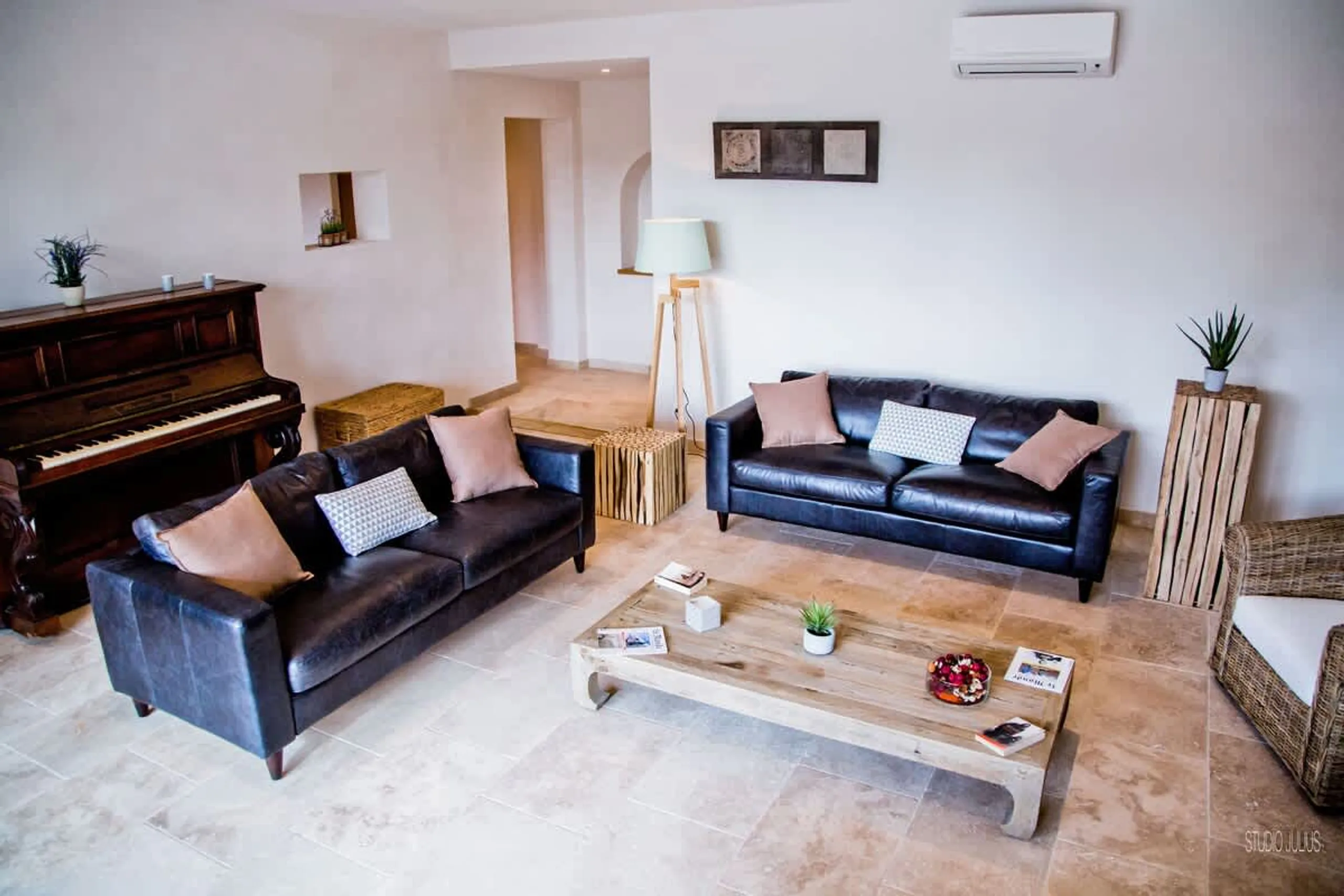 Indulgent 7BR Villa with Heated Pool and 3,000 m² Garden — photograph 9