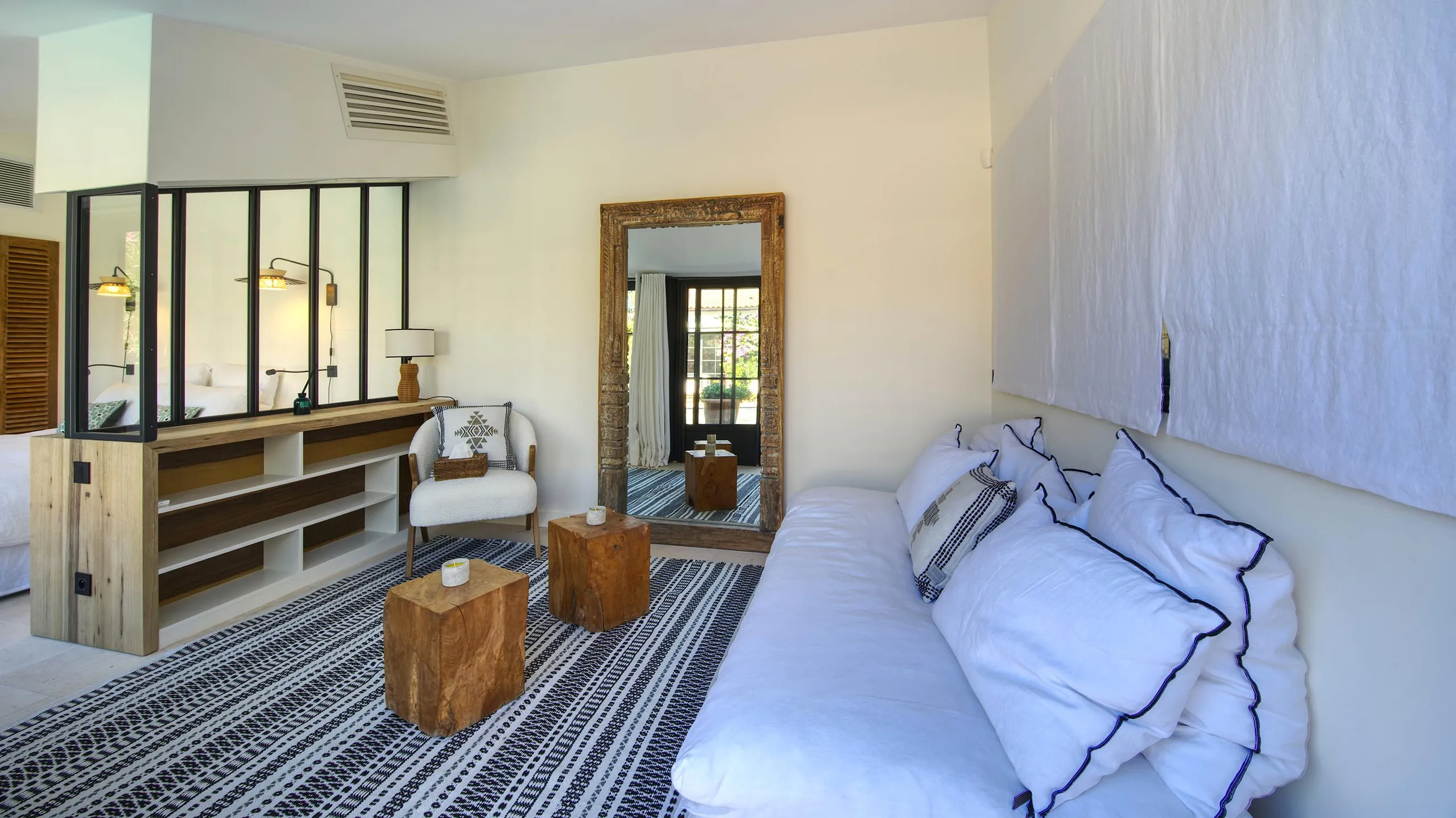 Blissful Retreat with Pool and Mountain Views — photograph 11