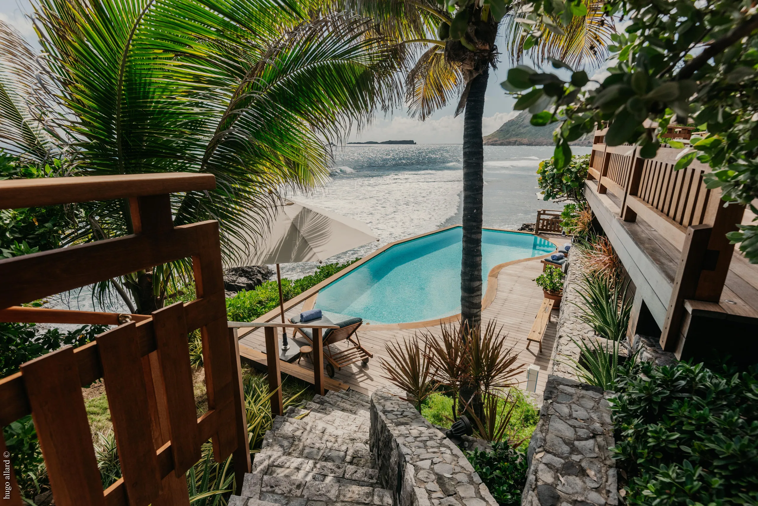 Majestic Oceanside Villa with Invigorating Pool — photograph 9