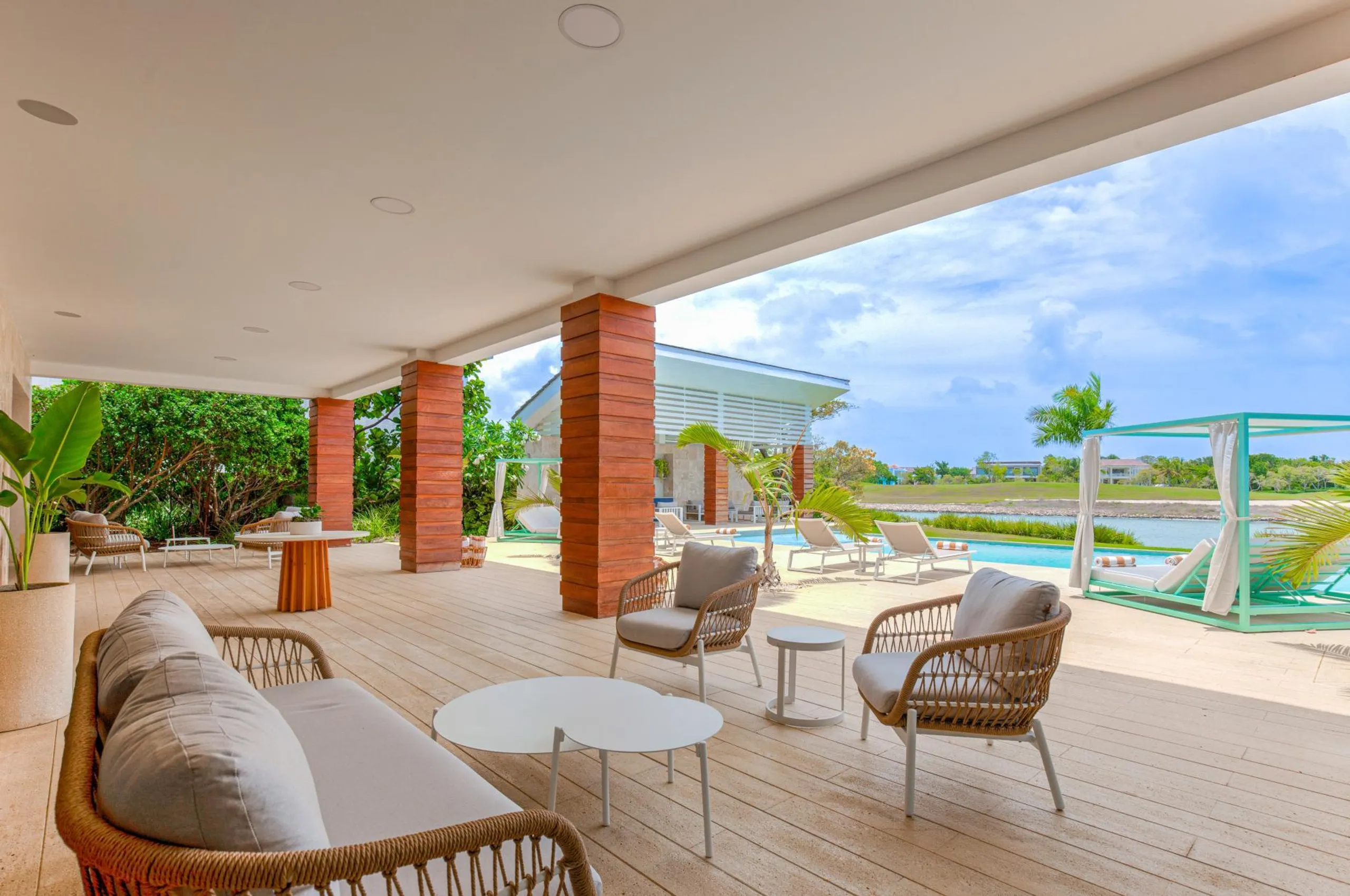 Breathtaking Lakefront Villa with Private Pool and Cinema — photograph 3