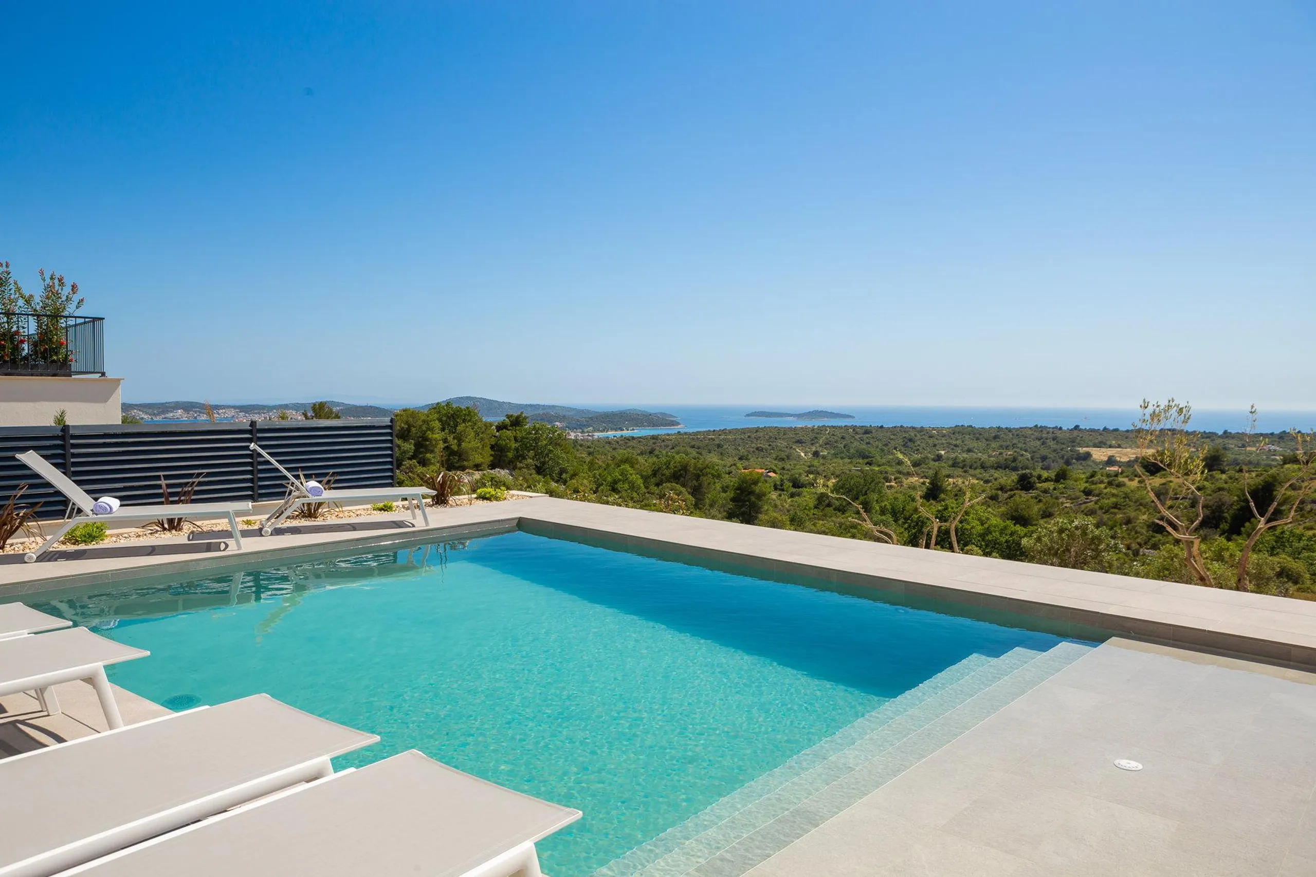Modern Styled 5-Bedroom Villa with Pool in Picturesque Primosten — photograph 8