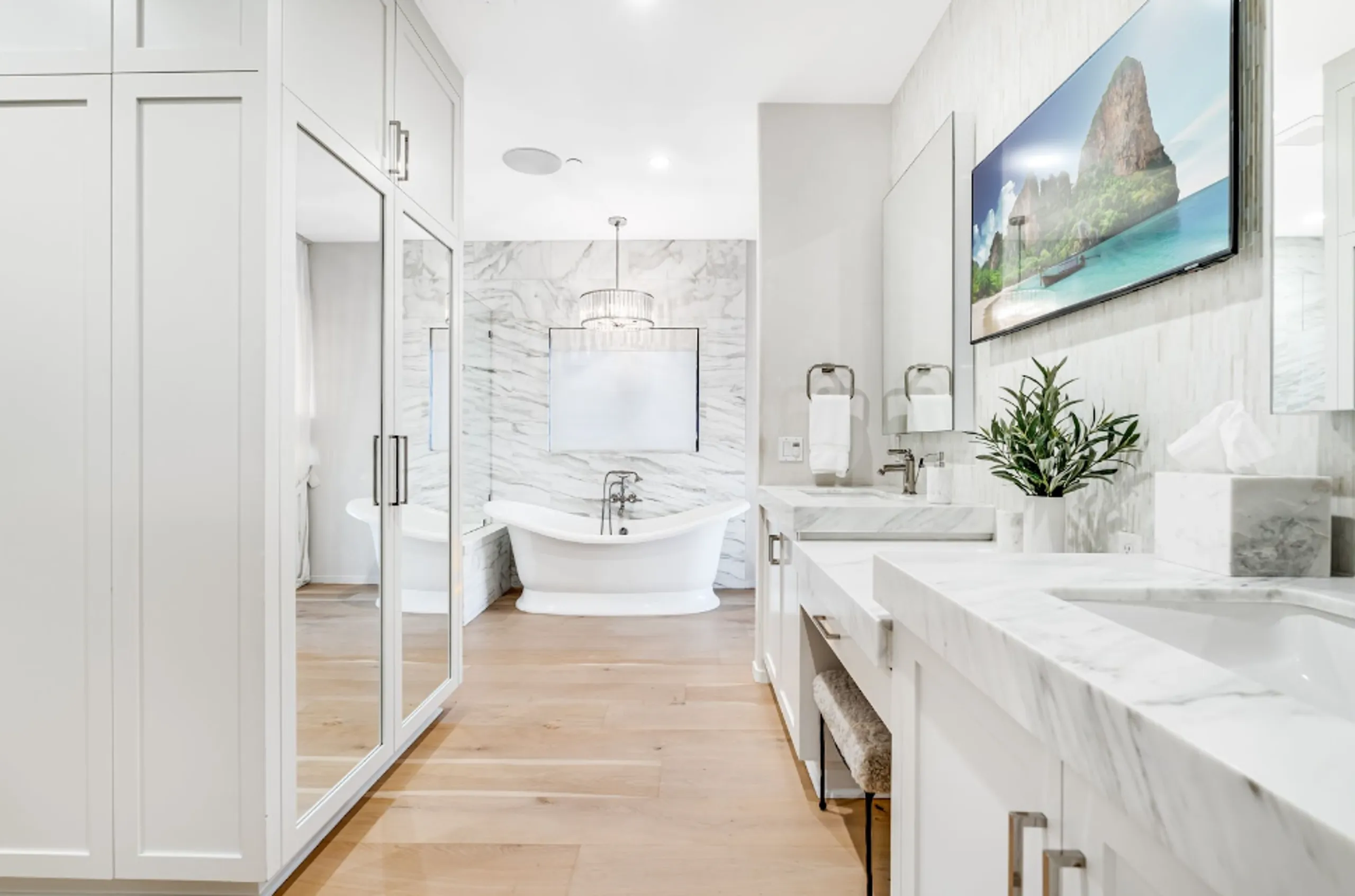 Elegant Three-Story Villa with Overlooking Pacific Ocean Views and North County Beaches Nearby — photograph 8