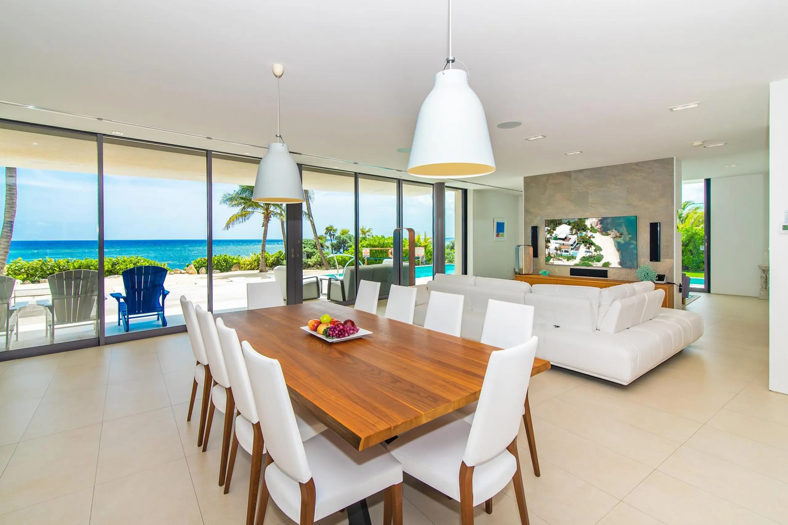 Modern Beachfront Estate with Private Resort Pool and Beach — photograph 9