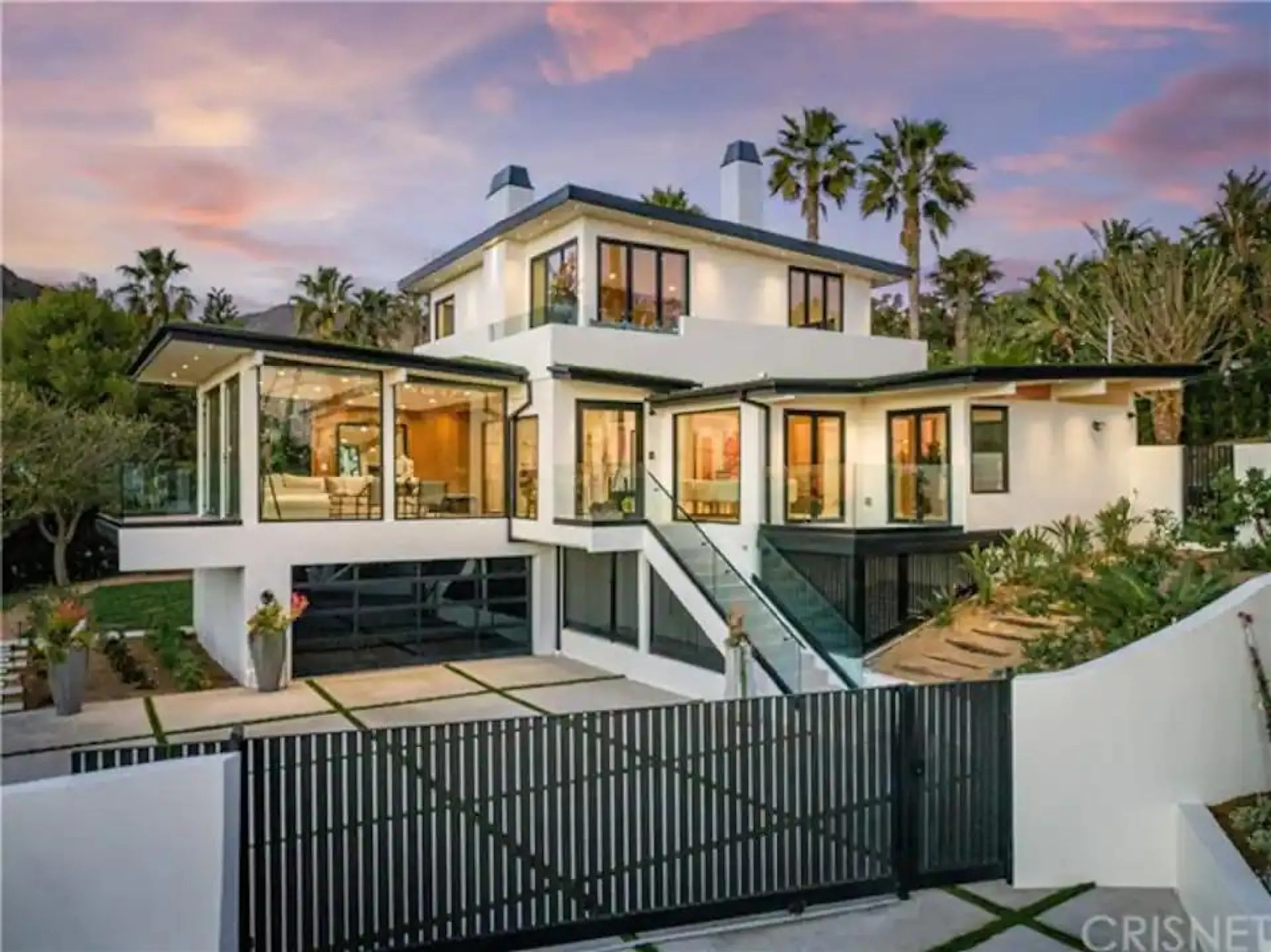 Beautiful Contemporary Villa with Crystalline Pool and Stunning Views, Malibu