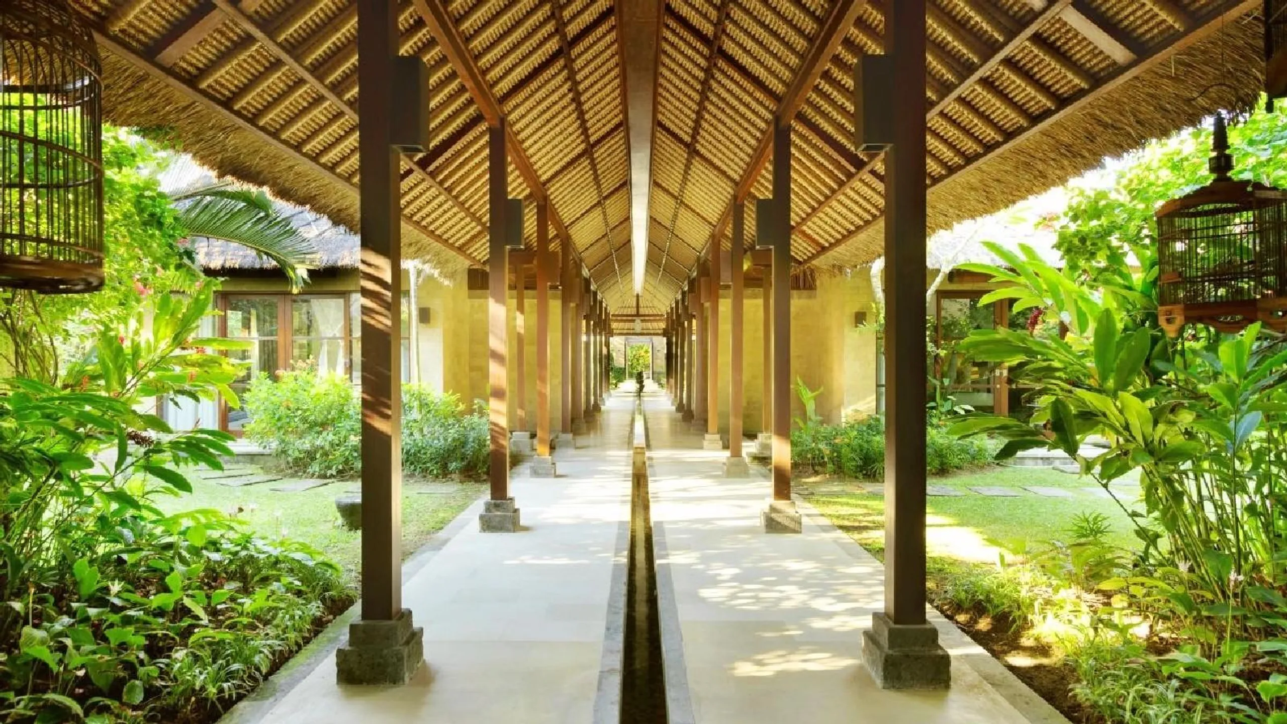 Bali Beachfront Villa with Infinity Pool and Ocean Views — photograph 3