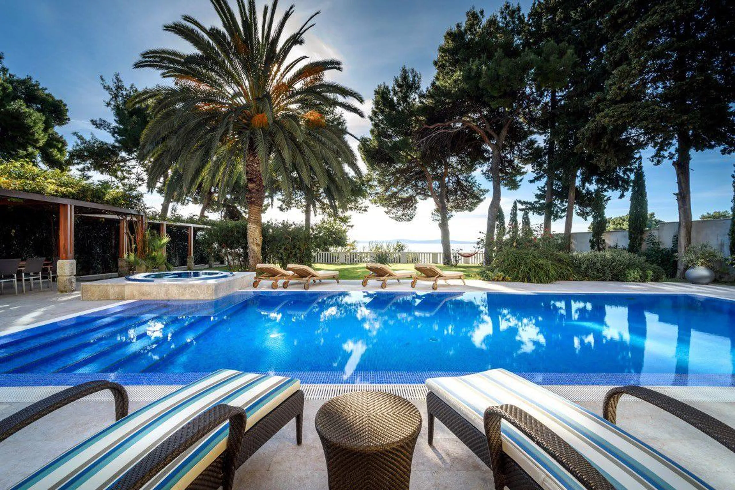 Upscale Picturesque Villa with Private Pool and Jacuzzi — photograph 4