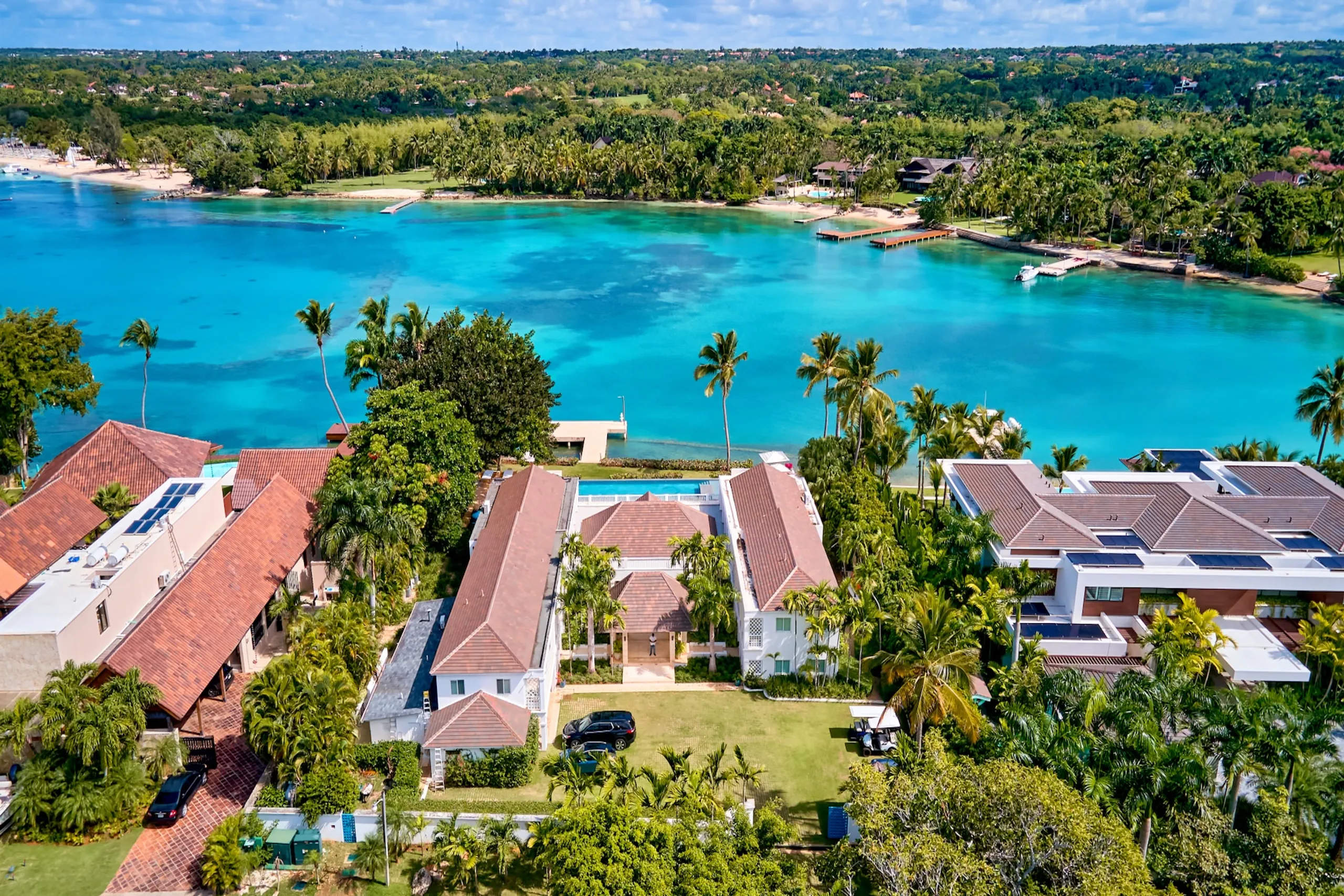 Elegant Classic Luxury Villa with Private Pool and Exceptional Water Views — photograph 6