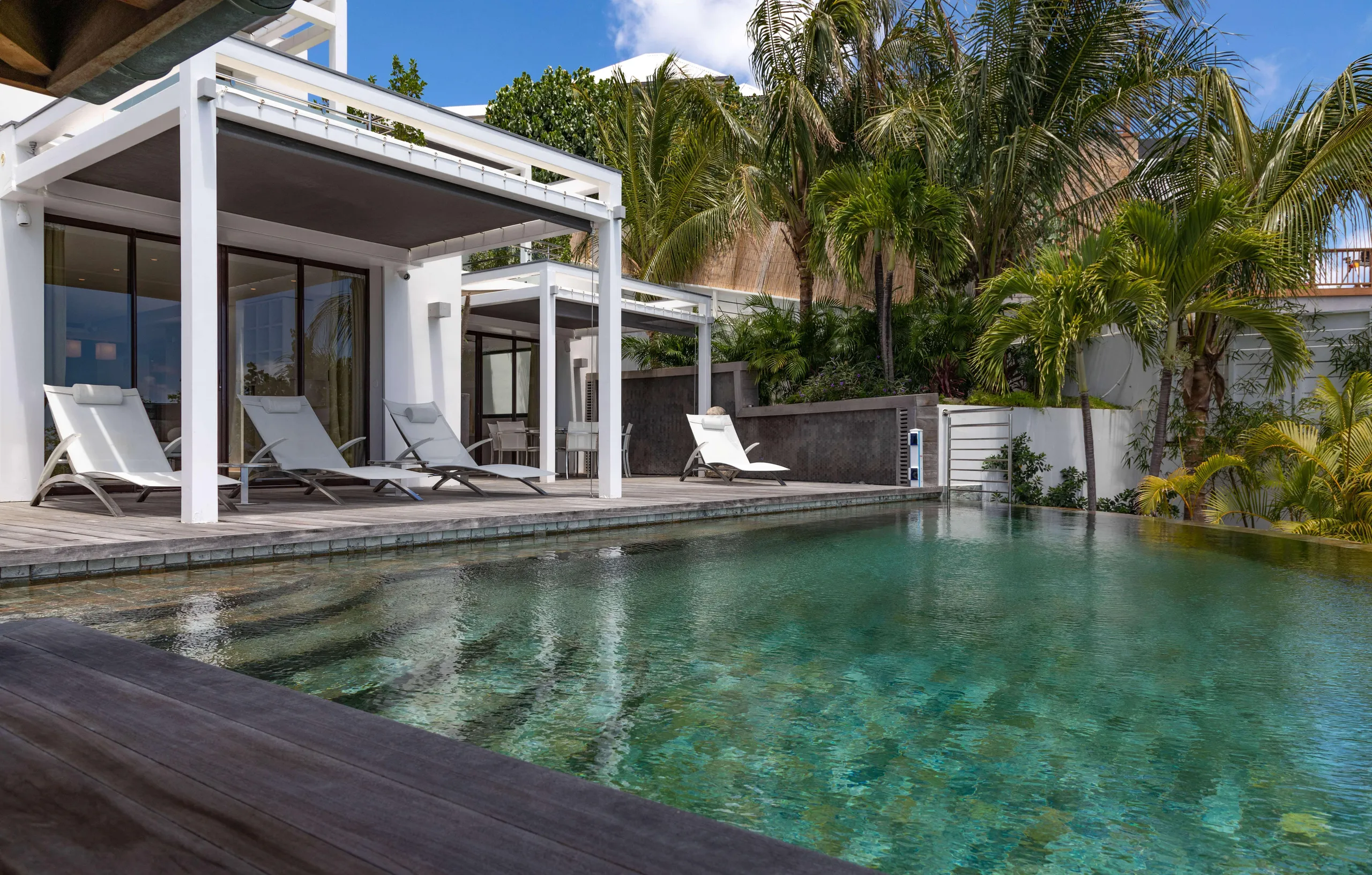 Contemporary Luxury Villa with Infinity Pool and Stunning Views and Elegant Design — photograph 4