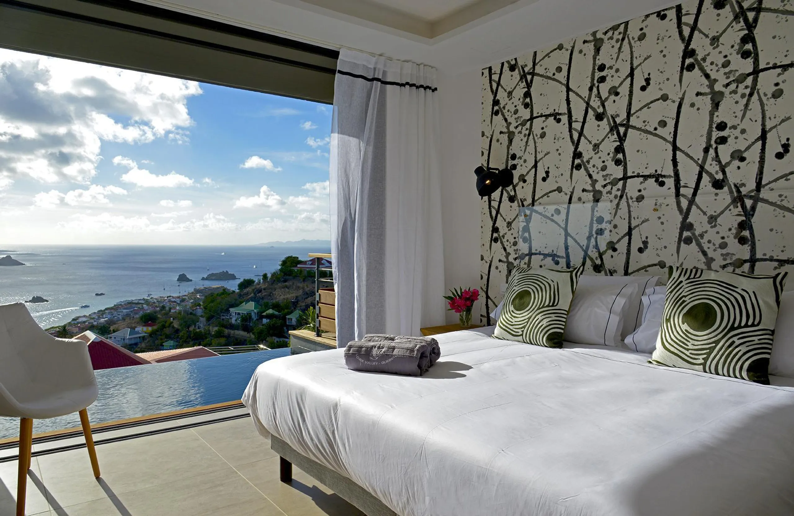 Pristine Paradise Villa with Infinity Pool and Oceanfront Views — photograph 6