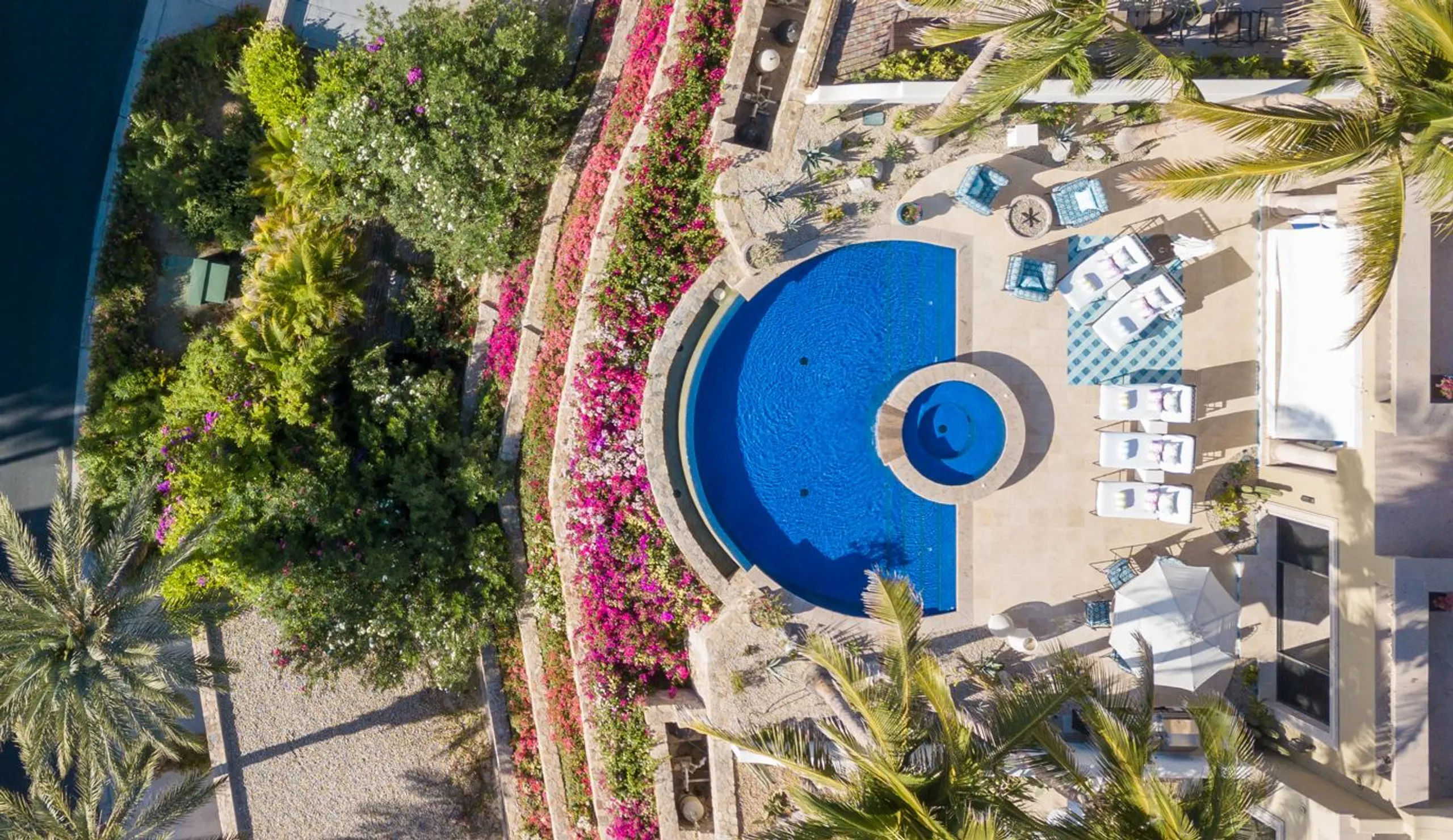 Lavish  5-Bedroom Villa with Infinity Pool, Jacuzzi, Resort Access and Sea Views — photograph 3