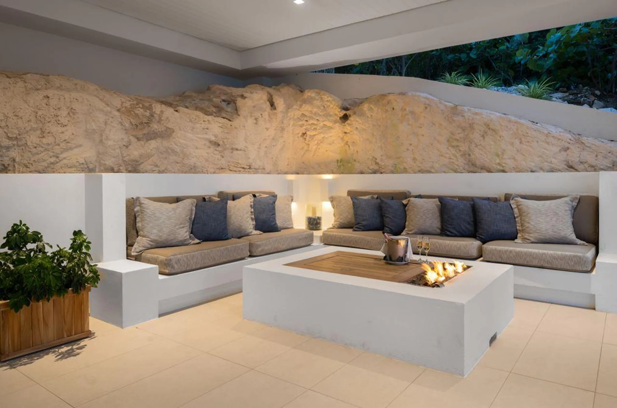 Unmatched Luxury: Providenciales Flagship Beachfront Villa with Private Beach — photograph 5