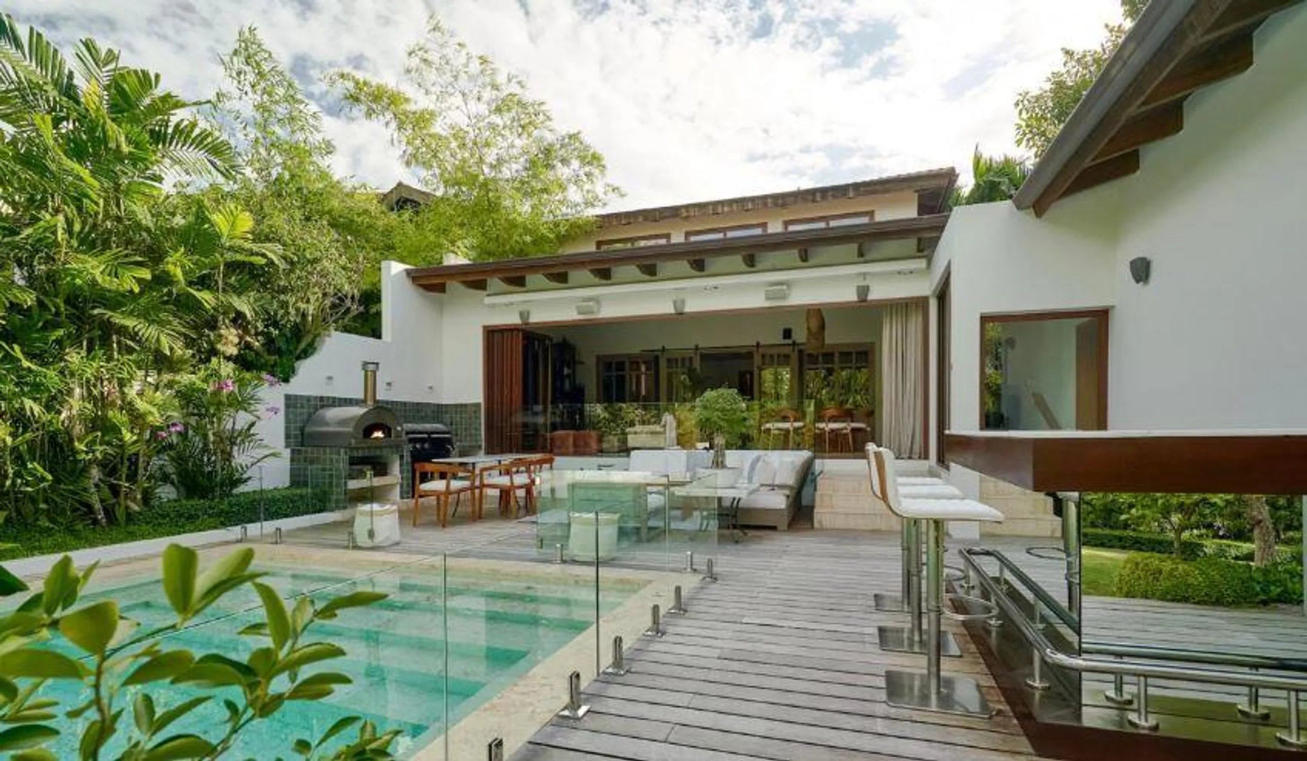 Sophisticated Villa with Private Heated Infinity Pool and Proximity to the Marina — photograph 4