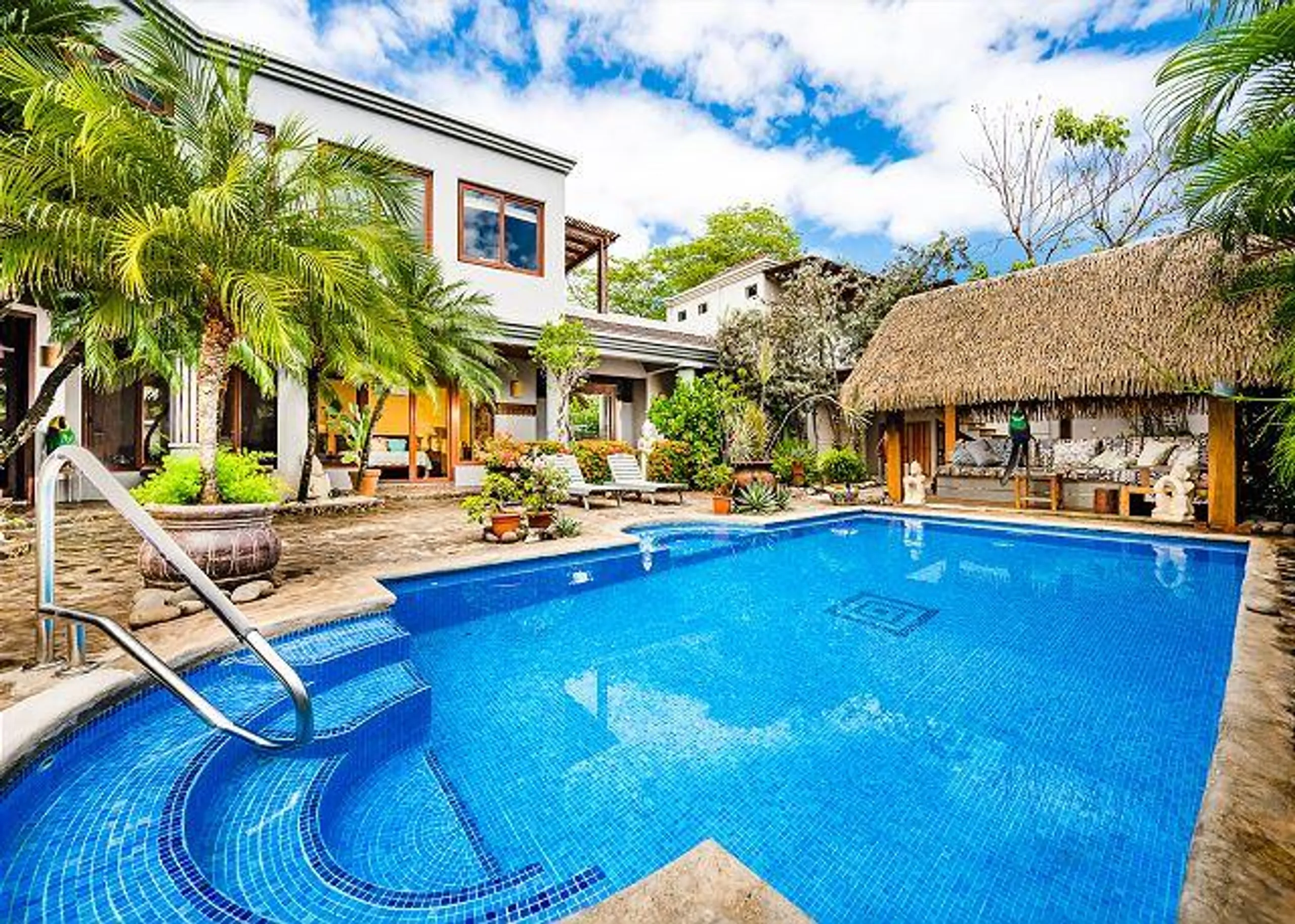 Tropical Luxury Villa with Private Pool, Beach Access and Lush Grounds — photograph 4