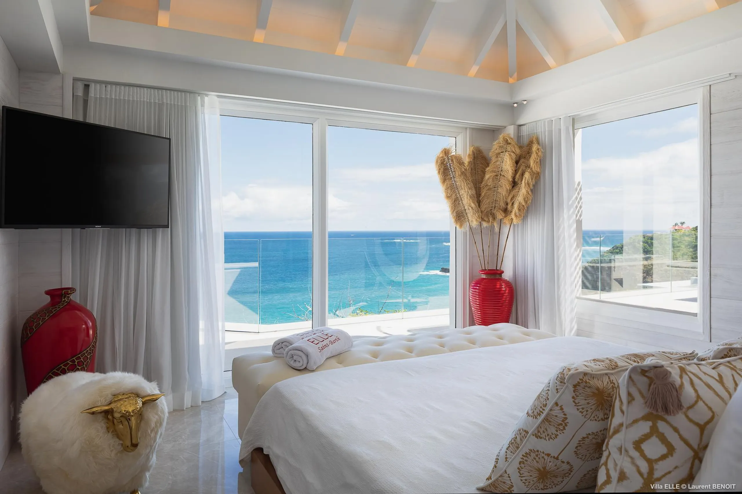 Oceanfront Paradise Estate with Private Pool and Jacuzzi — photograph 11