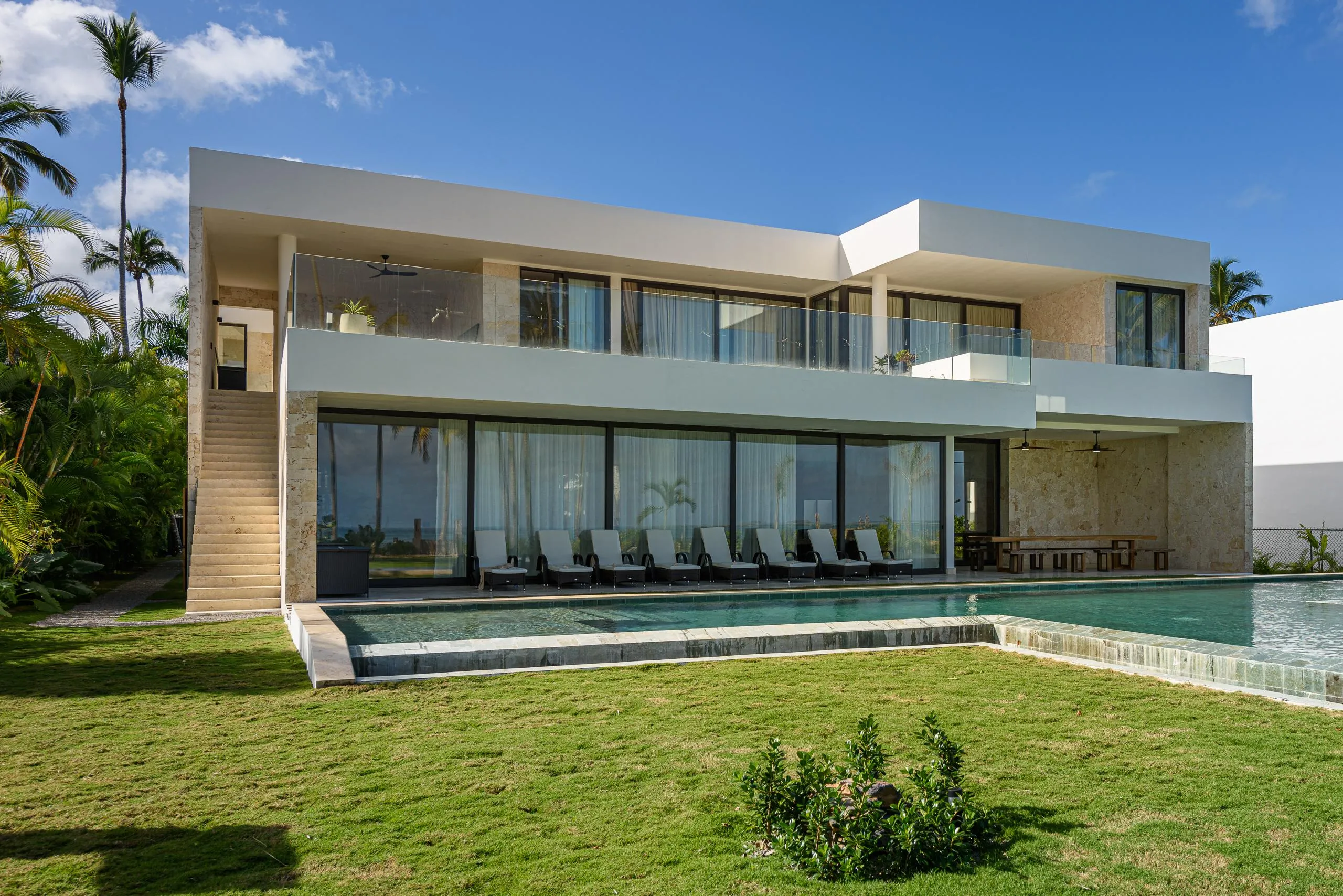 Enchanting Two-Sory Beachfront Villa with Private Pool, Direct Beach Access, and Stunning Sea Views — photograph 8
