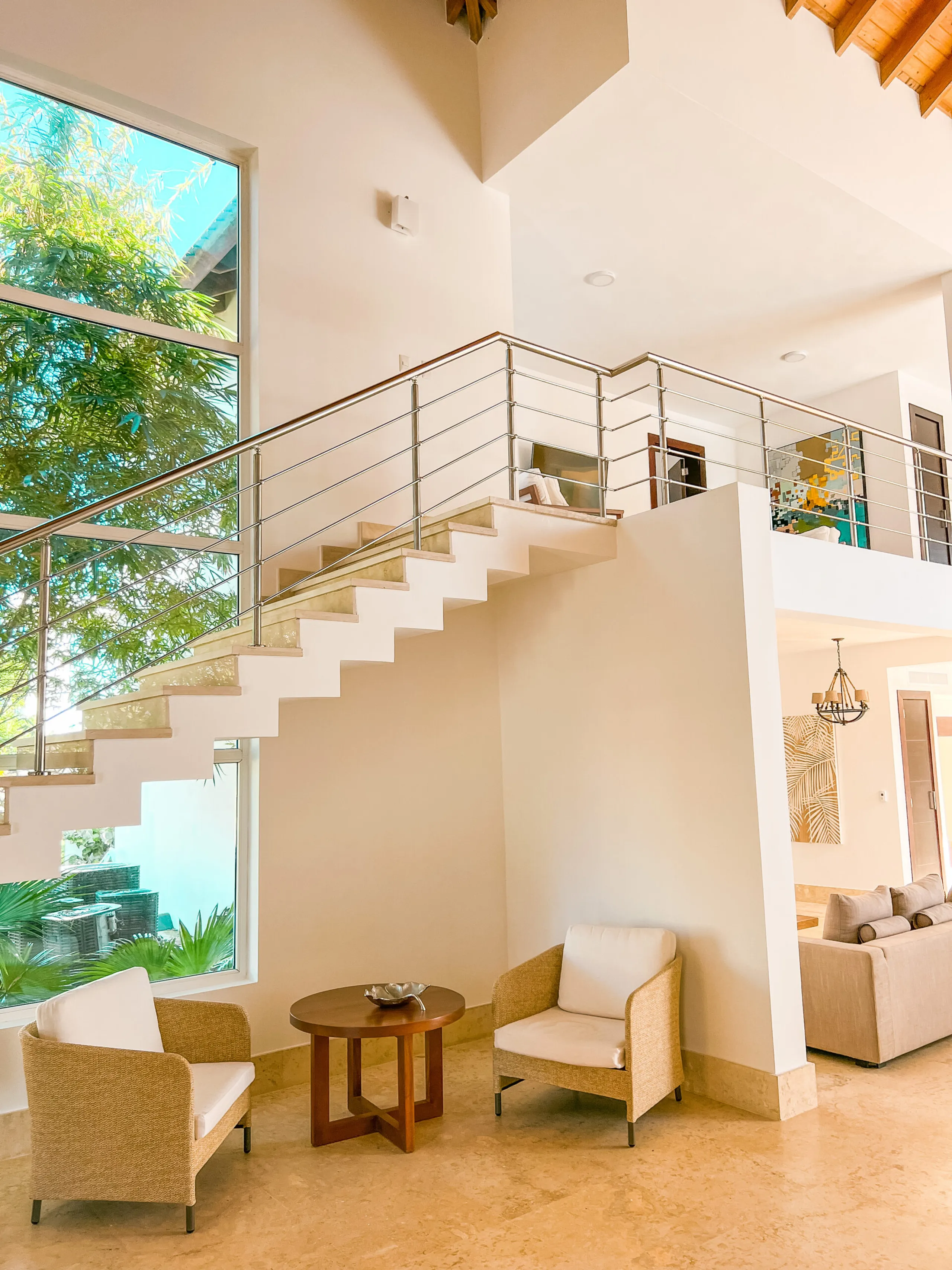 Refreshing 6BR Getaway with Infinity Pool Area, Large Terrace and Beach Access — photograph 4