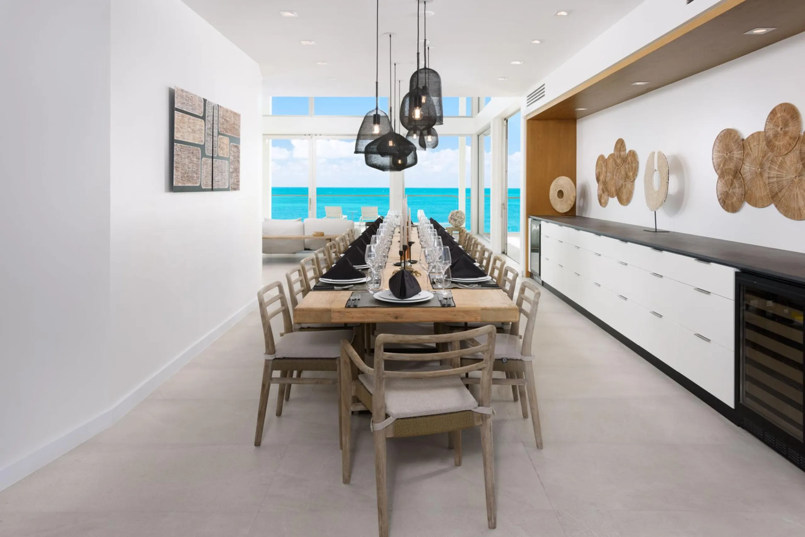 Exceptional Oceanfront Retreat with Infinity Pool and Landscaped Garden — photograph 11