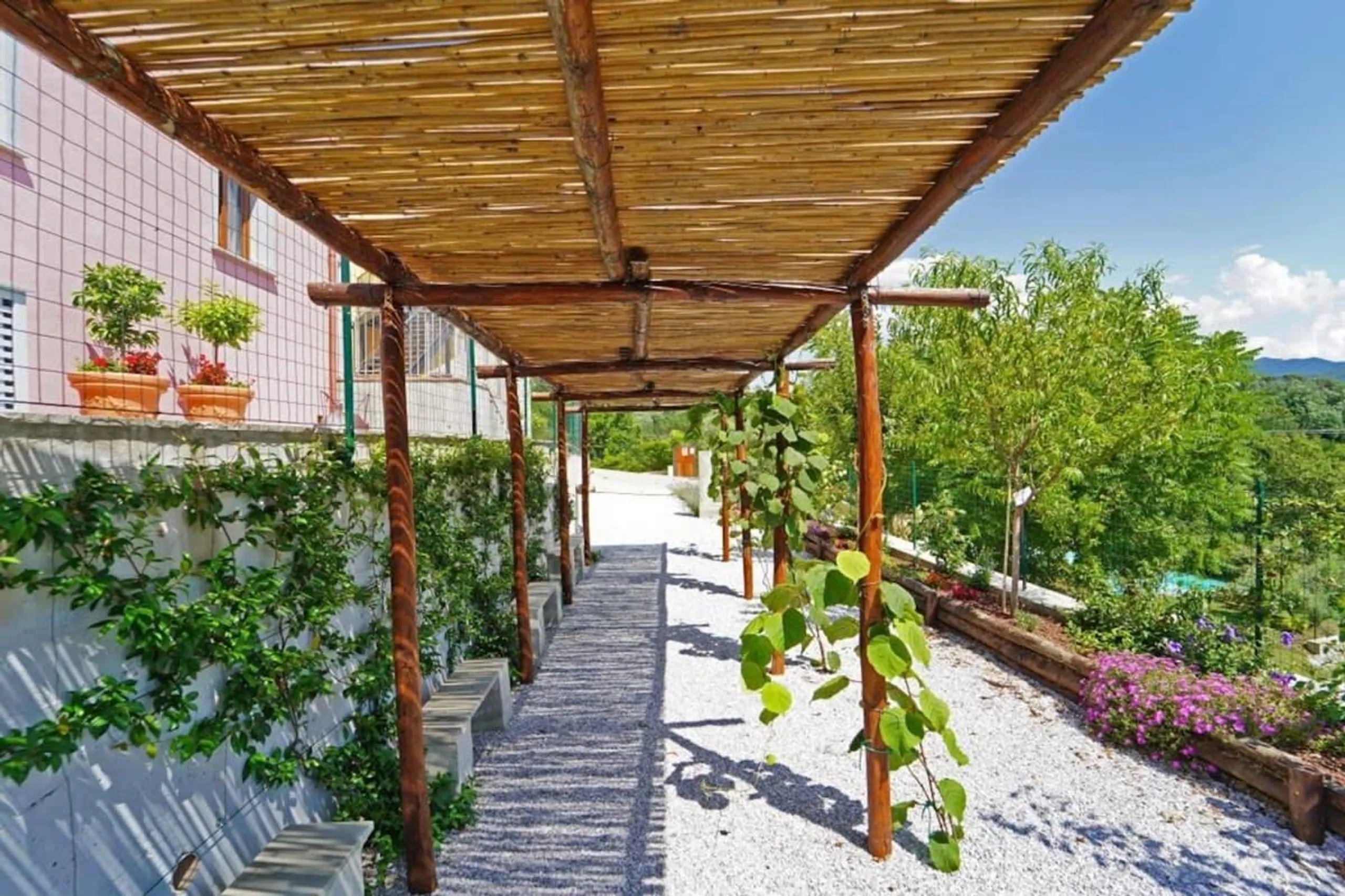 Tranquil Traditional Villa with Large Infinity Pool, Canova