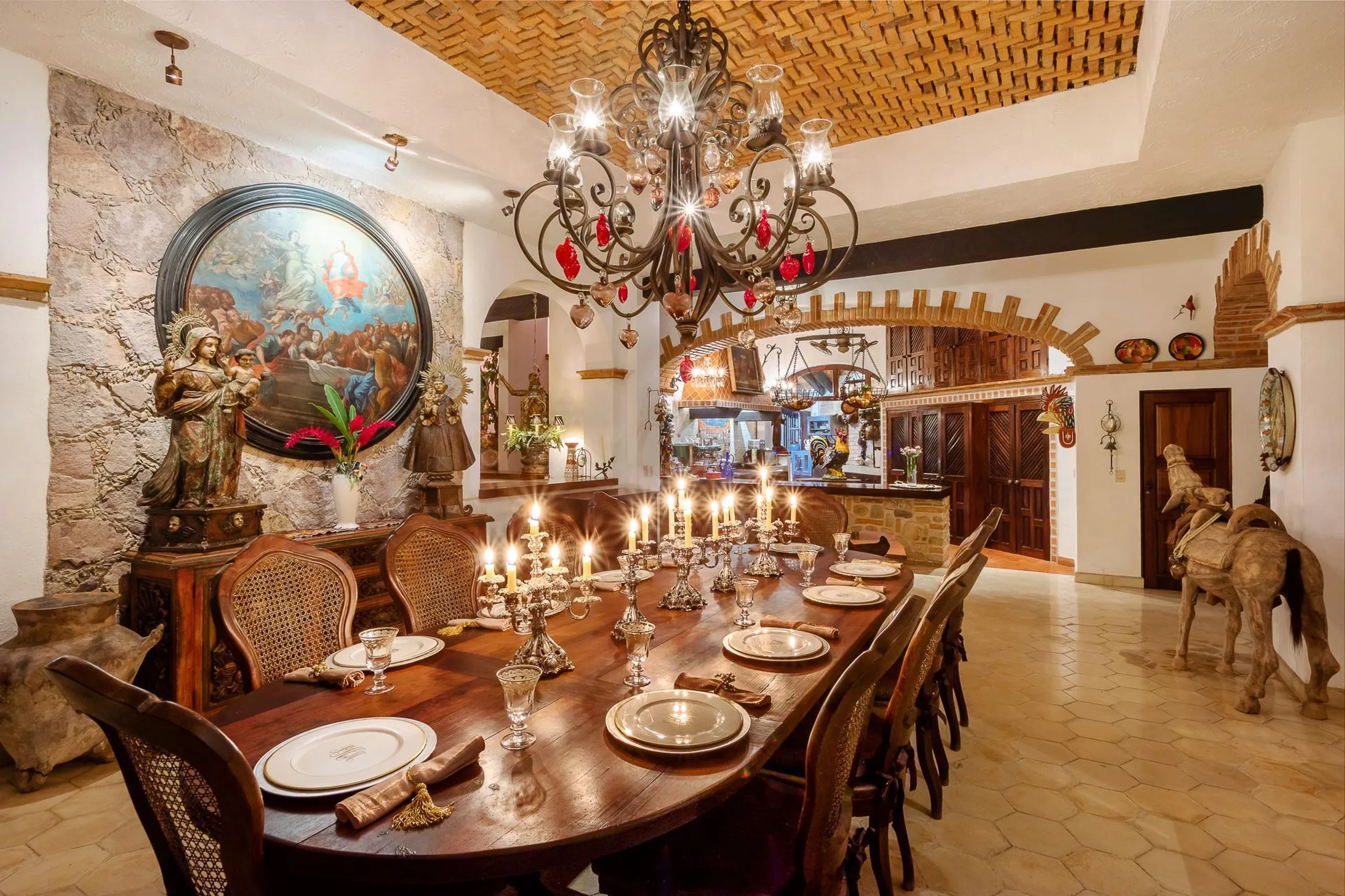 Gorgeous Beachfront Hacienda with Private Pool and Lush Tropic Grounds — photograph 5