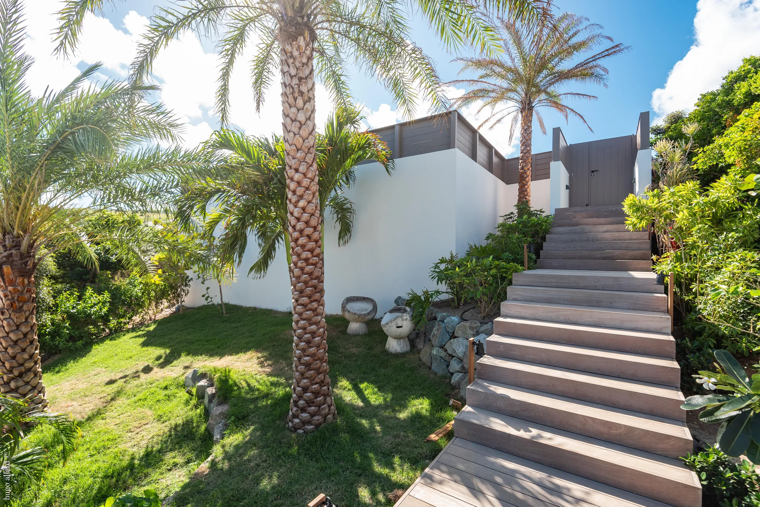 Glamorous Paradise Estate with Infinity Pool and Backyard Lounge — photograph 9
