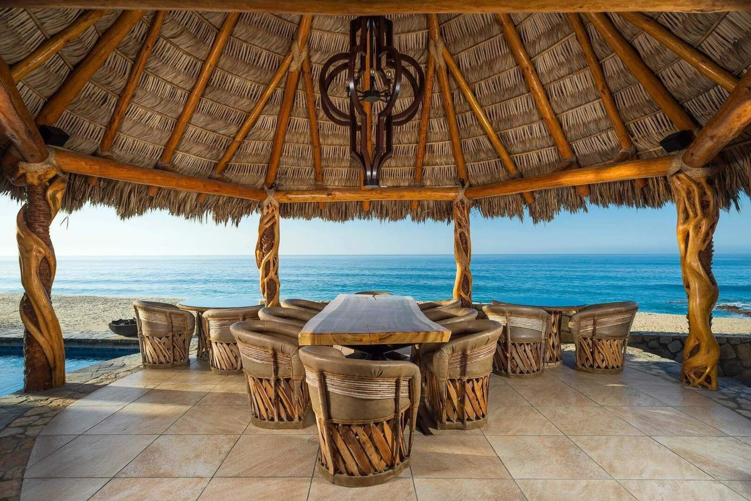Luxury El Encanto Beachfront Oasis  with Infinity Pool — photograph 10