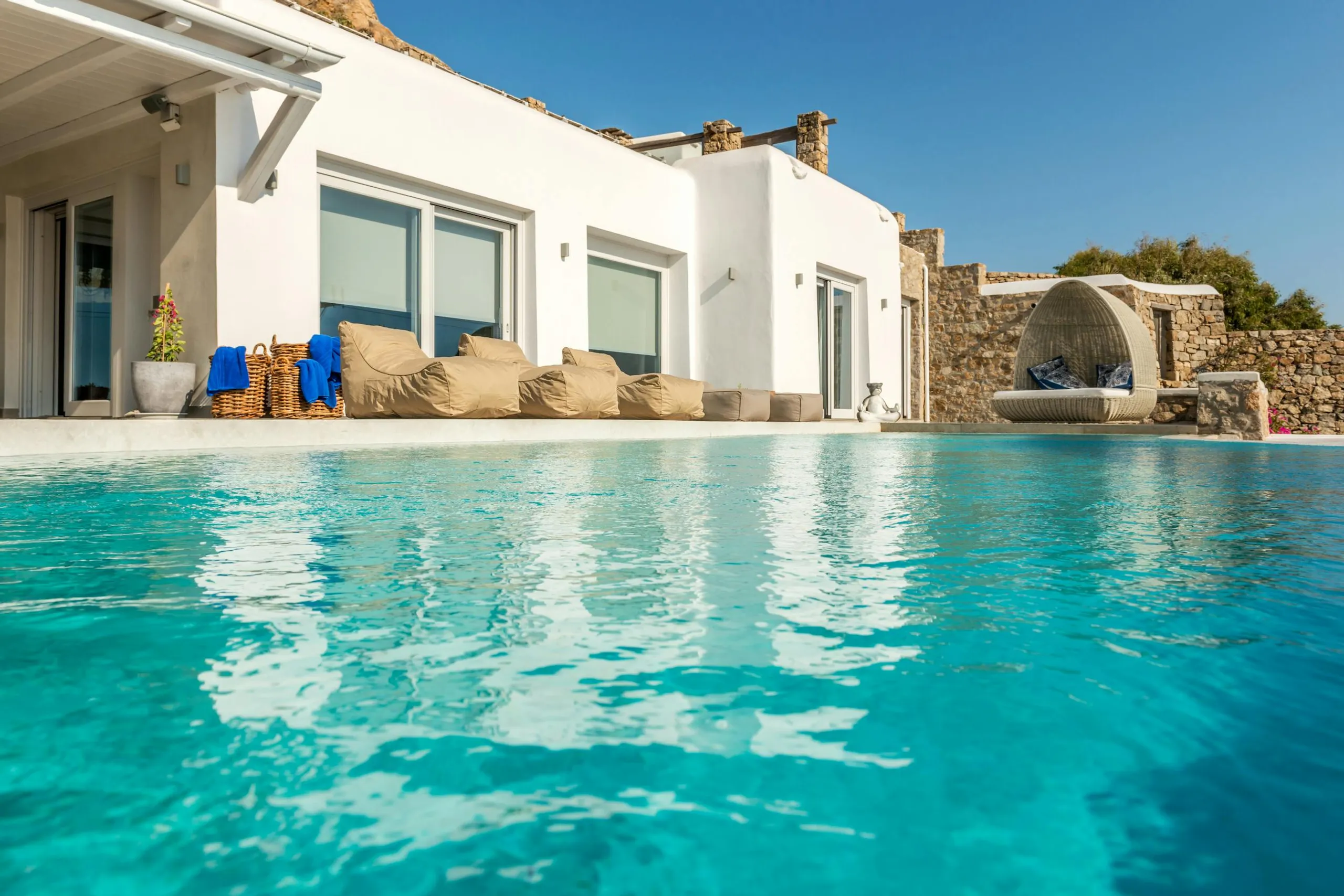 Deluxe Ocean Estate with Infinity Pool and Jacuzzi — photograph 2