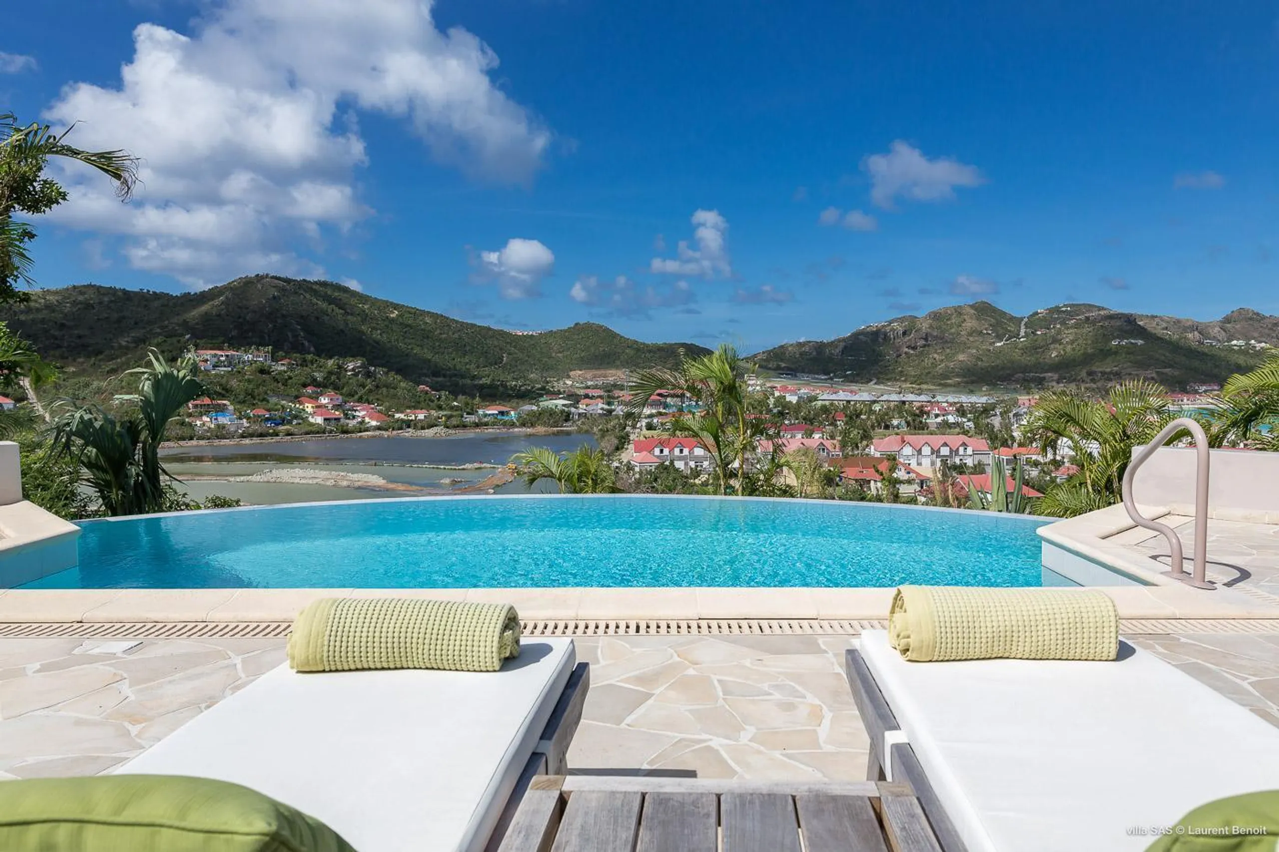 Breathtaking Seaside Villa with Private Pool and Covered Patio — photograph 3