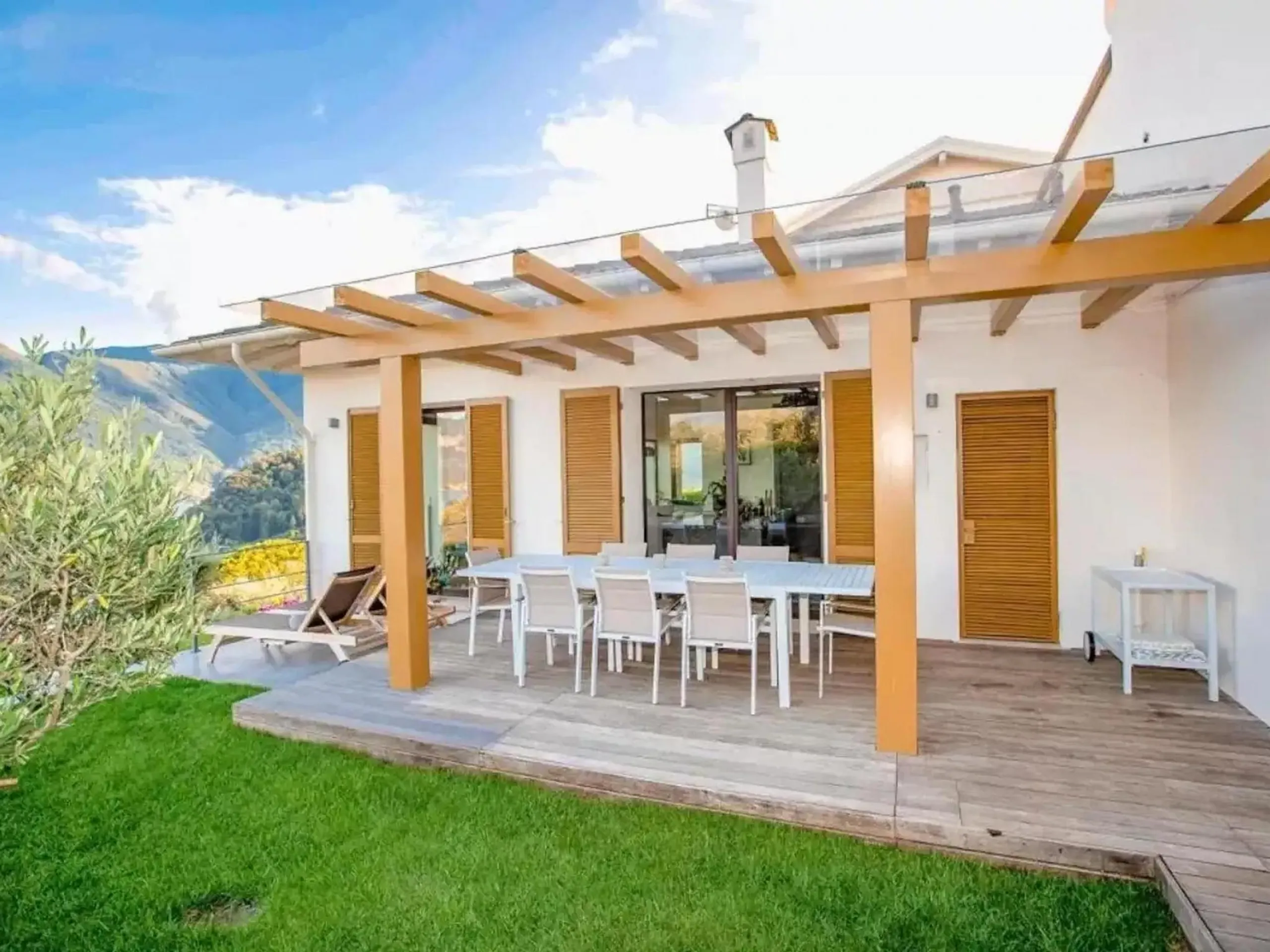 Charming Lake Como Villa in Mezzegra with Stunning Views & private Pool — photograph 8