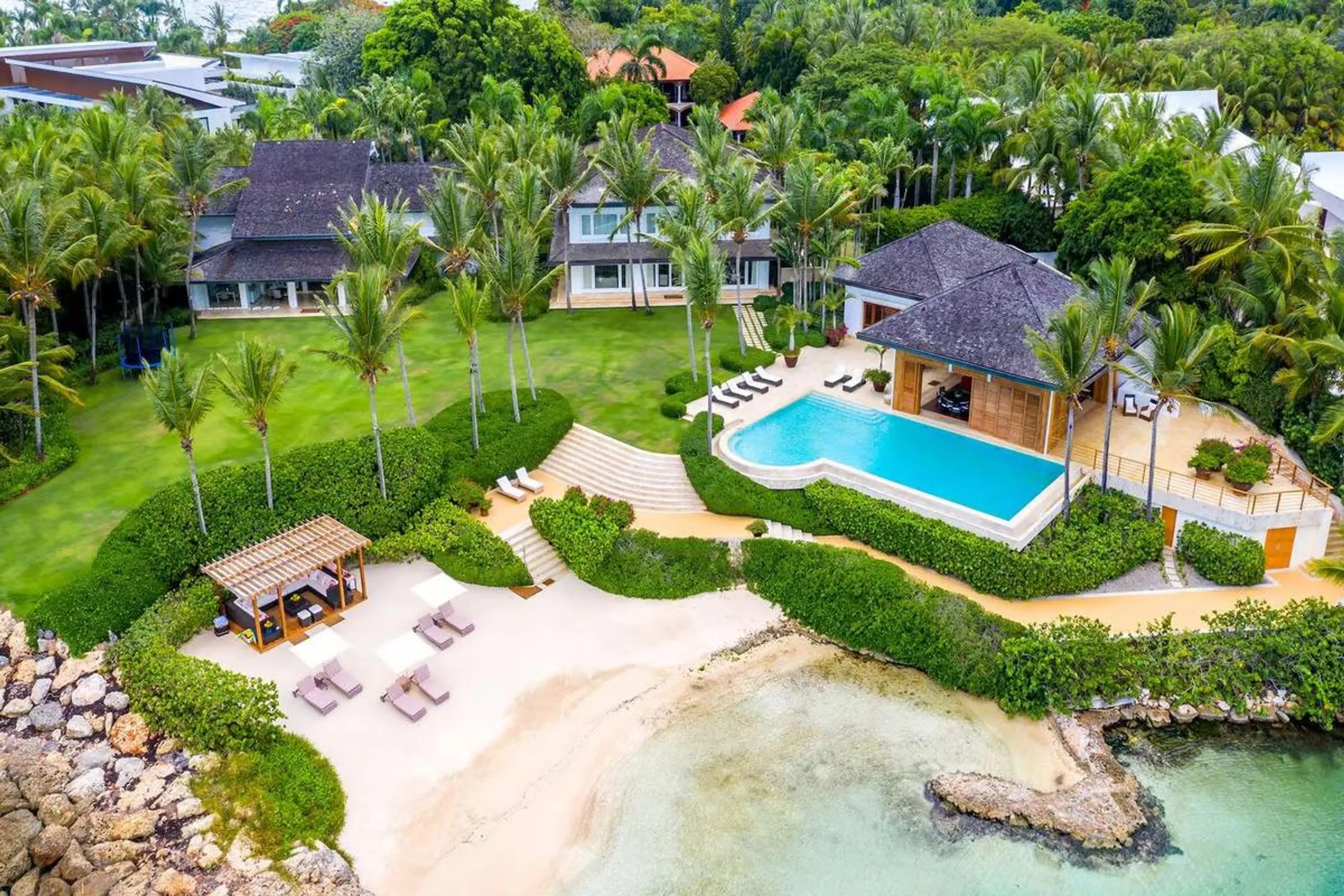 Luxurious Beachfront Estate in La Romana with Private Pool and Walks to Beach — photograph 3