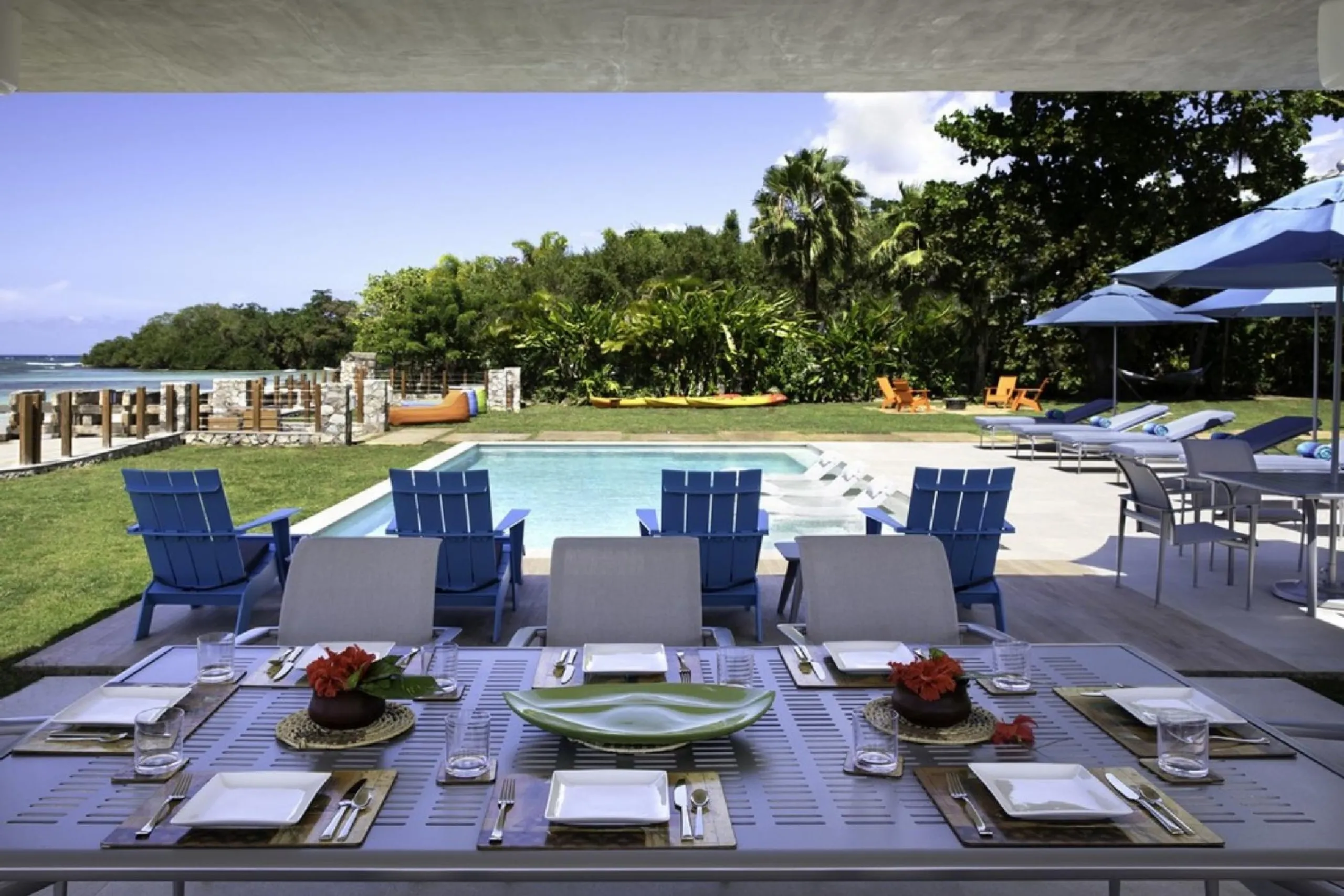 Contemporary Beachfront Villa with Secluded White Sand Beach — photograph 7