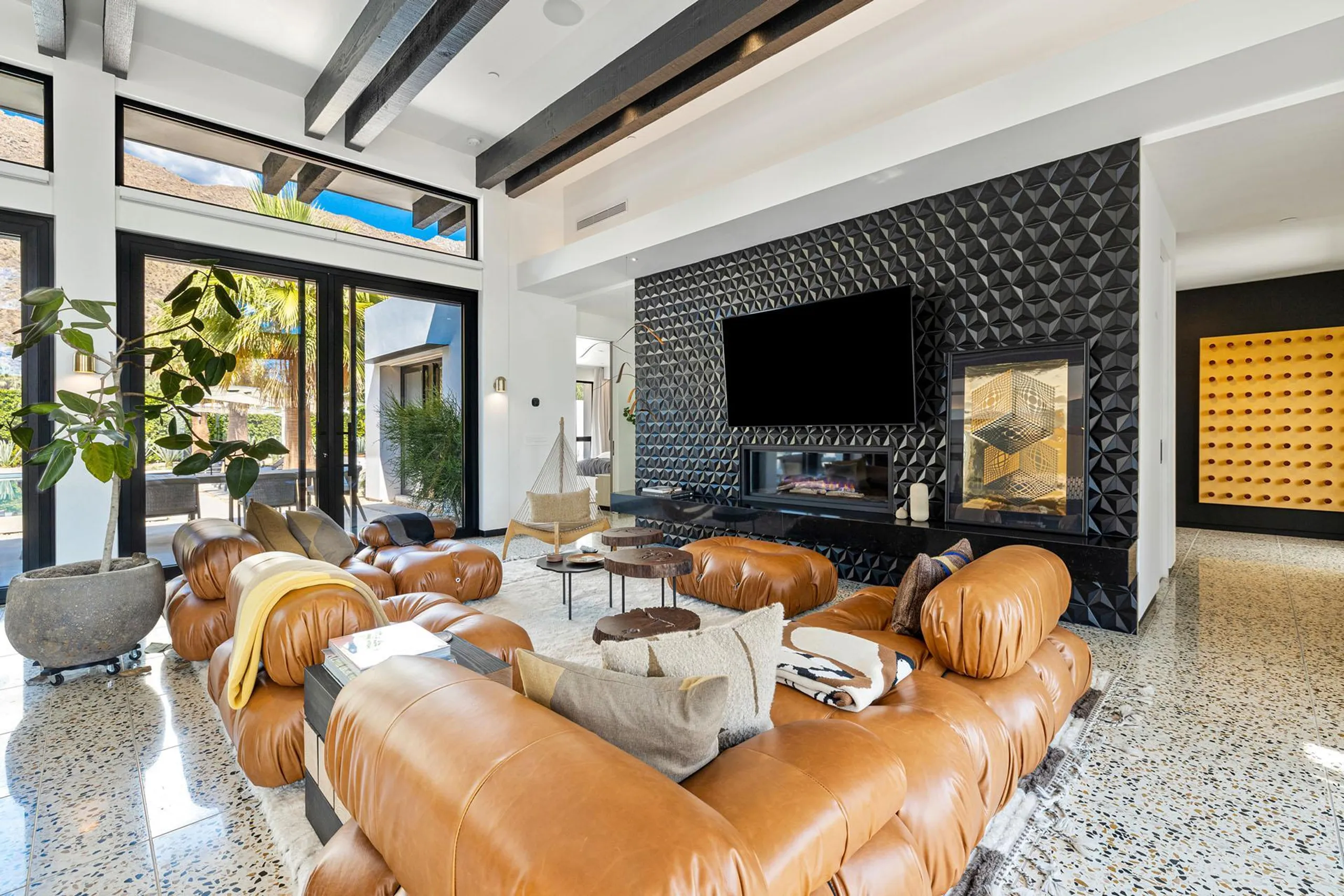 Marvelous Modern Estate with Private Pool, Jacuzzi, and Entertainment Room — photograph 4