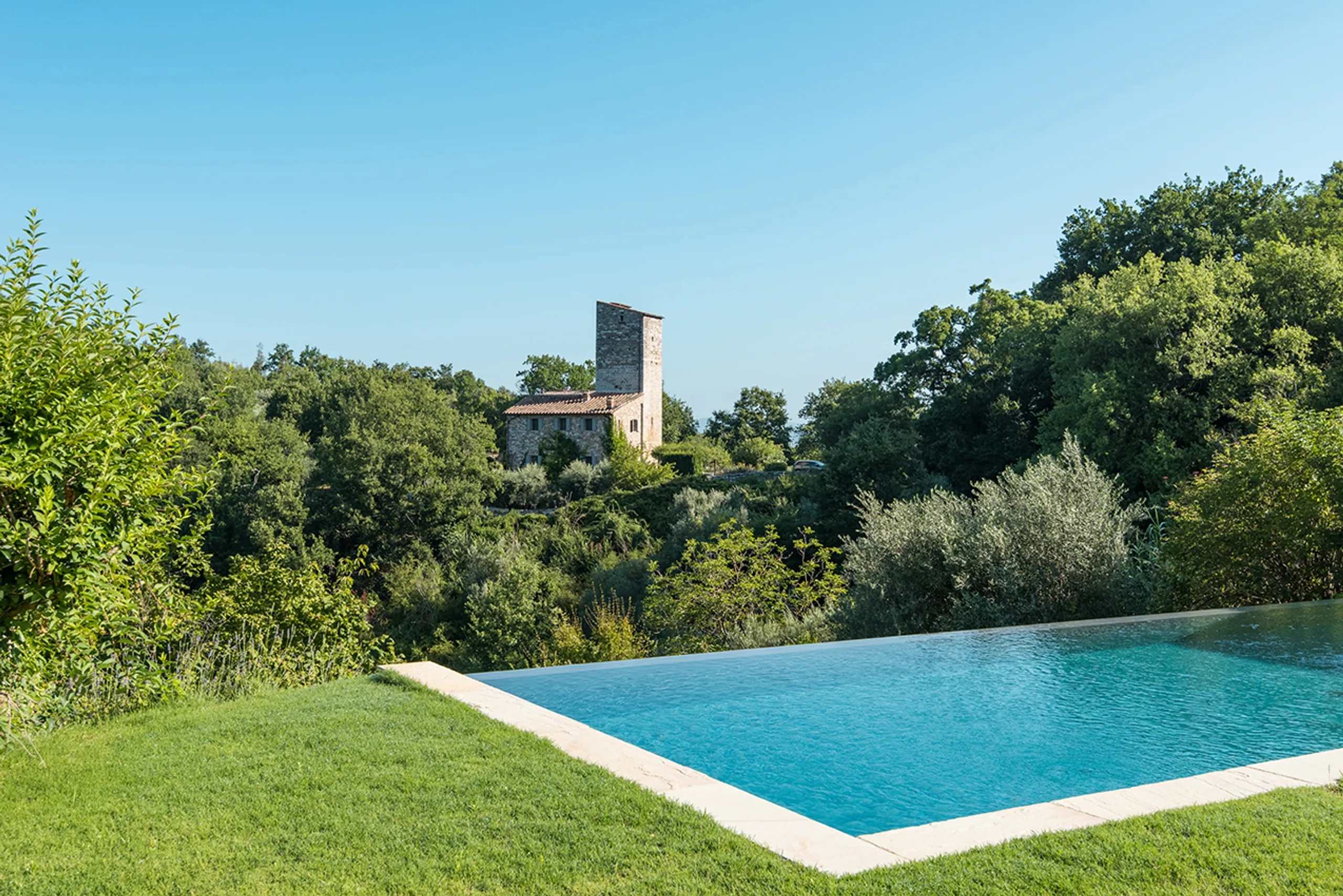 Opulent Perugian Charm with Private Pool and Overlooking Mountain Views — photograph 3
