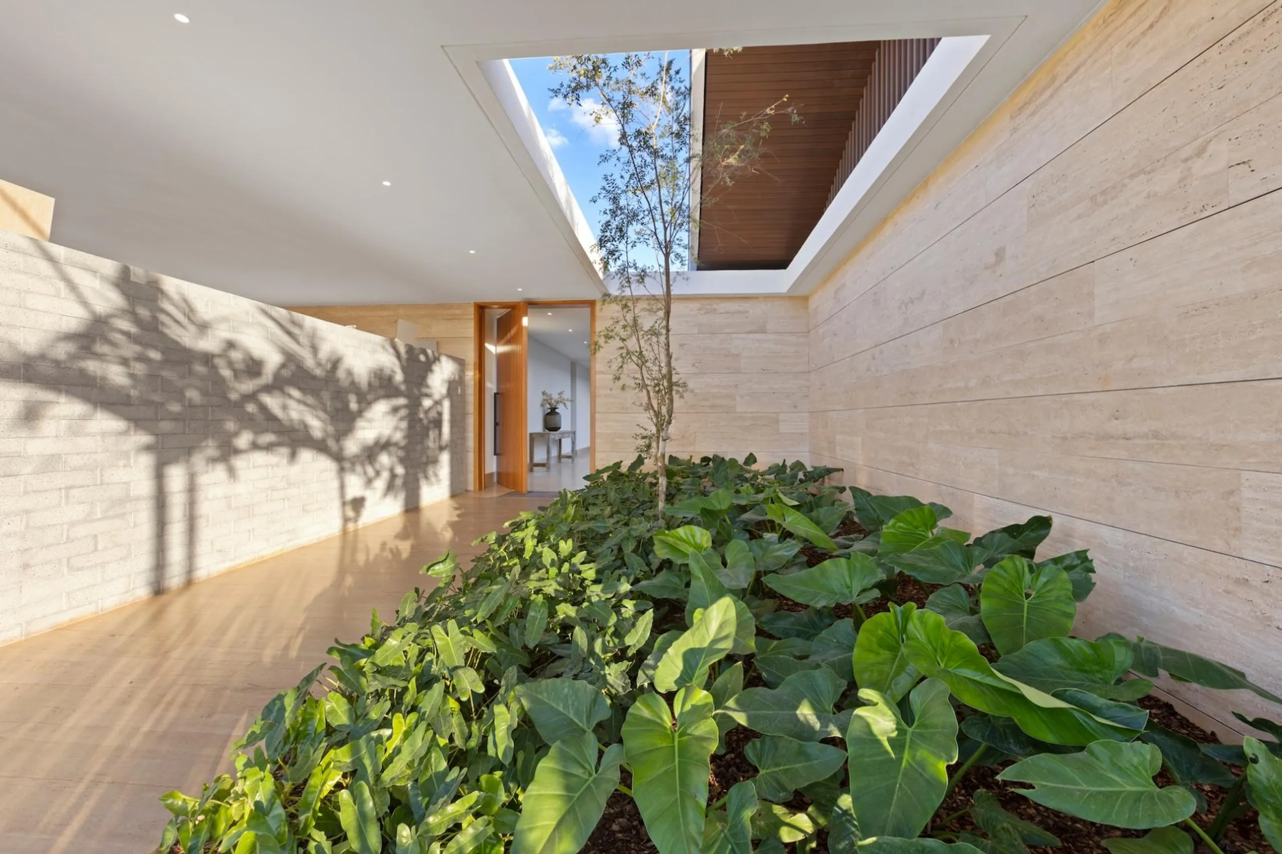 Splendorous Brand-new Modern Villa with Infinity Pool and Heated Jacuzzi — photograph 6