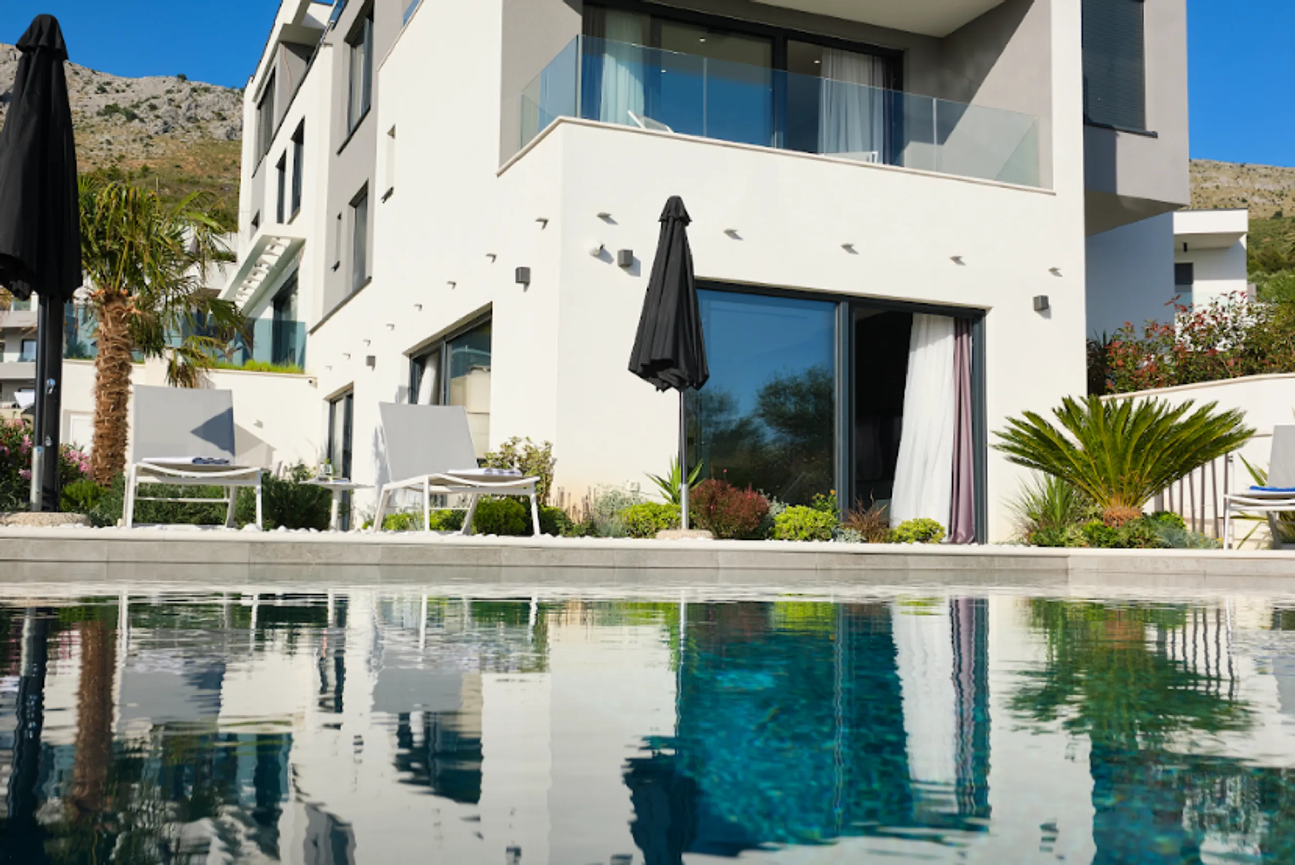 Exquisite Luxury Villa with Mountain View, and Ocean Overlook — photograph 2