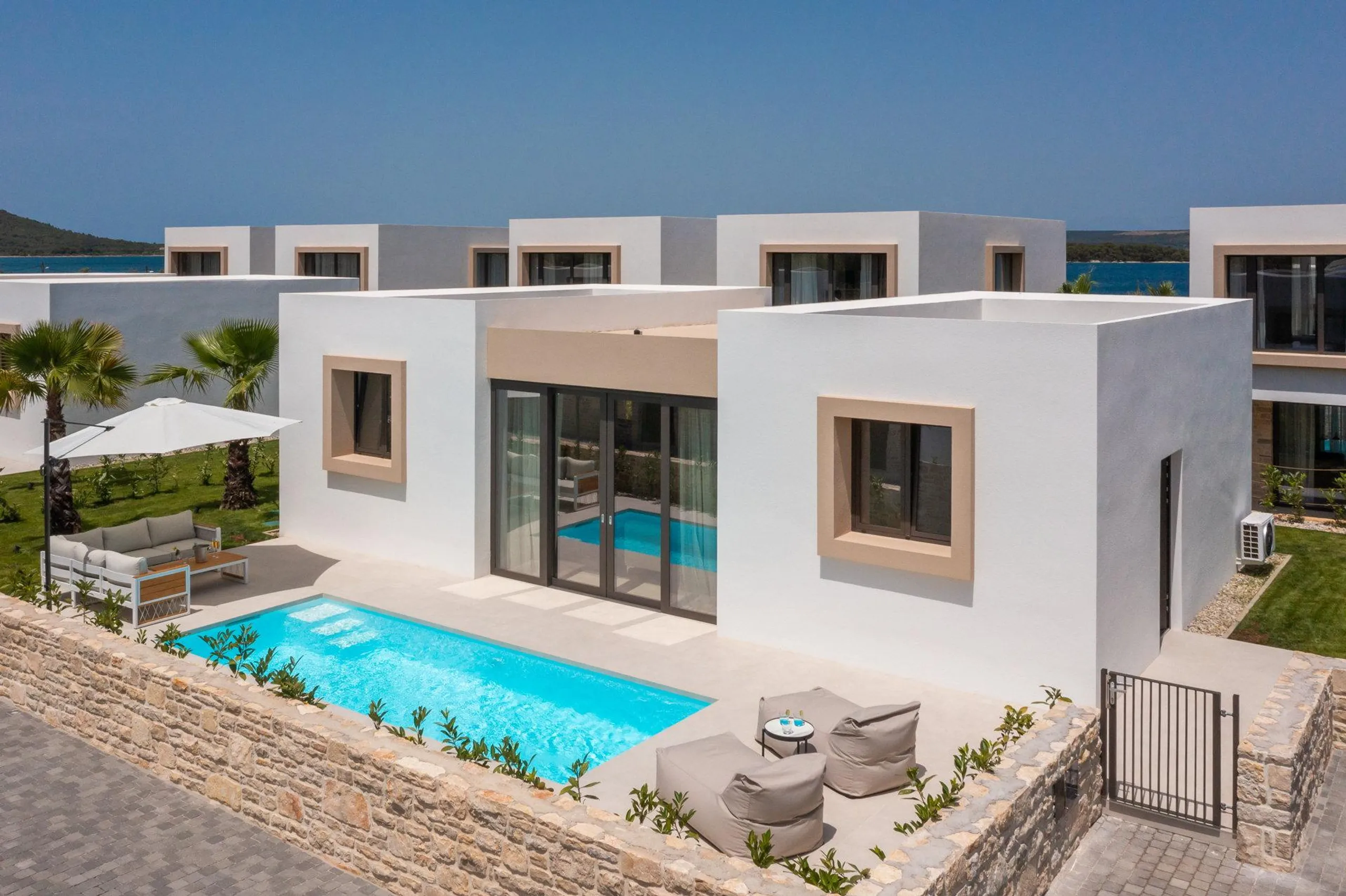 Tempting Beachfront Villa with Pool and Sea Views — photograph 5