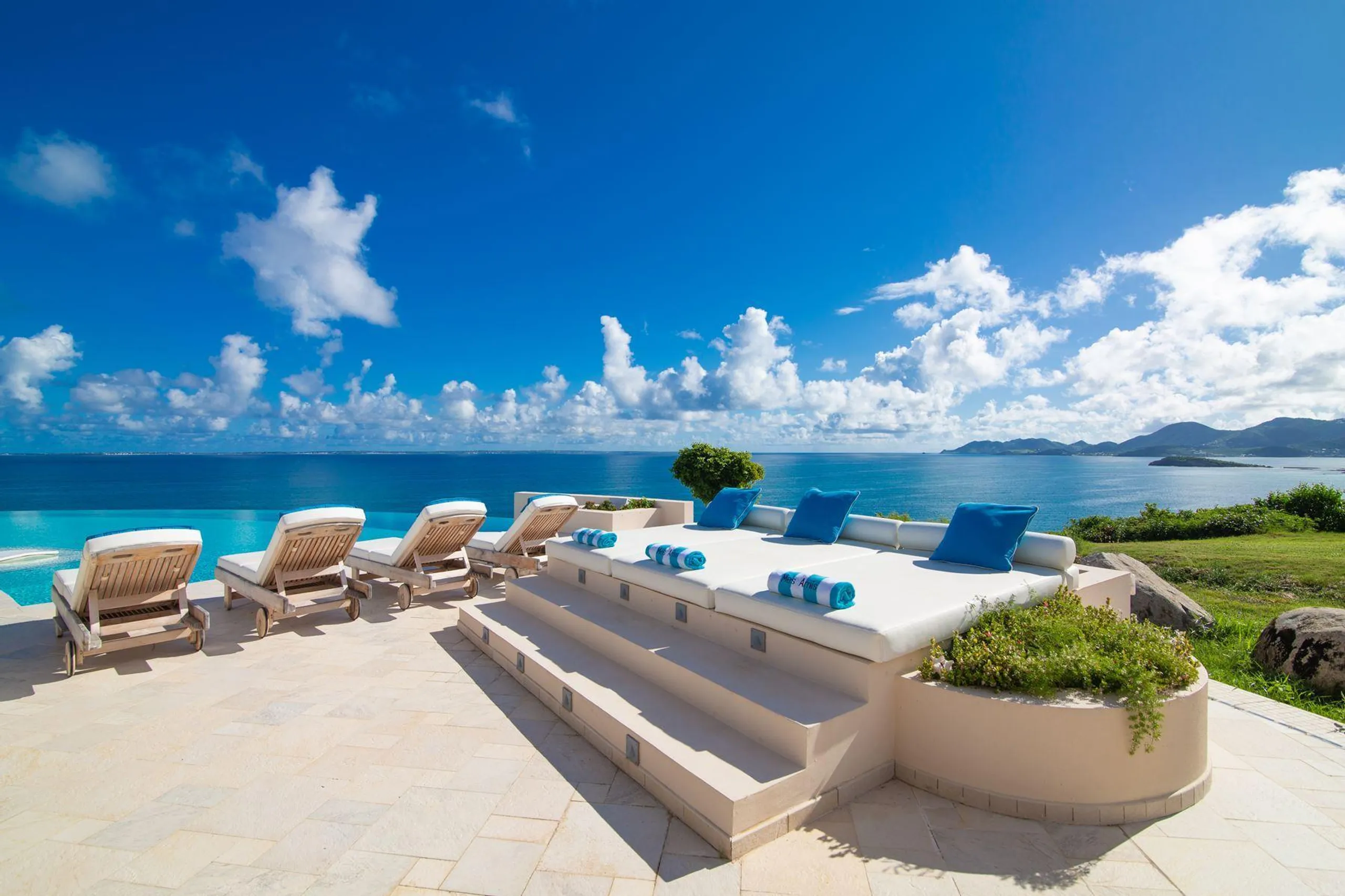 Majestic Clifftop Luxury Estate with Infinity Pool and Breathtaking Ocean Views — photograph 6