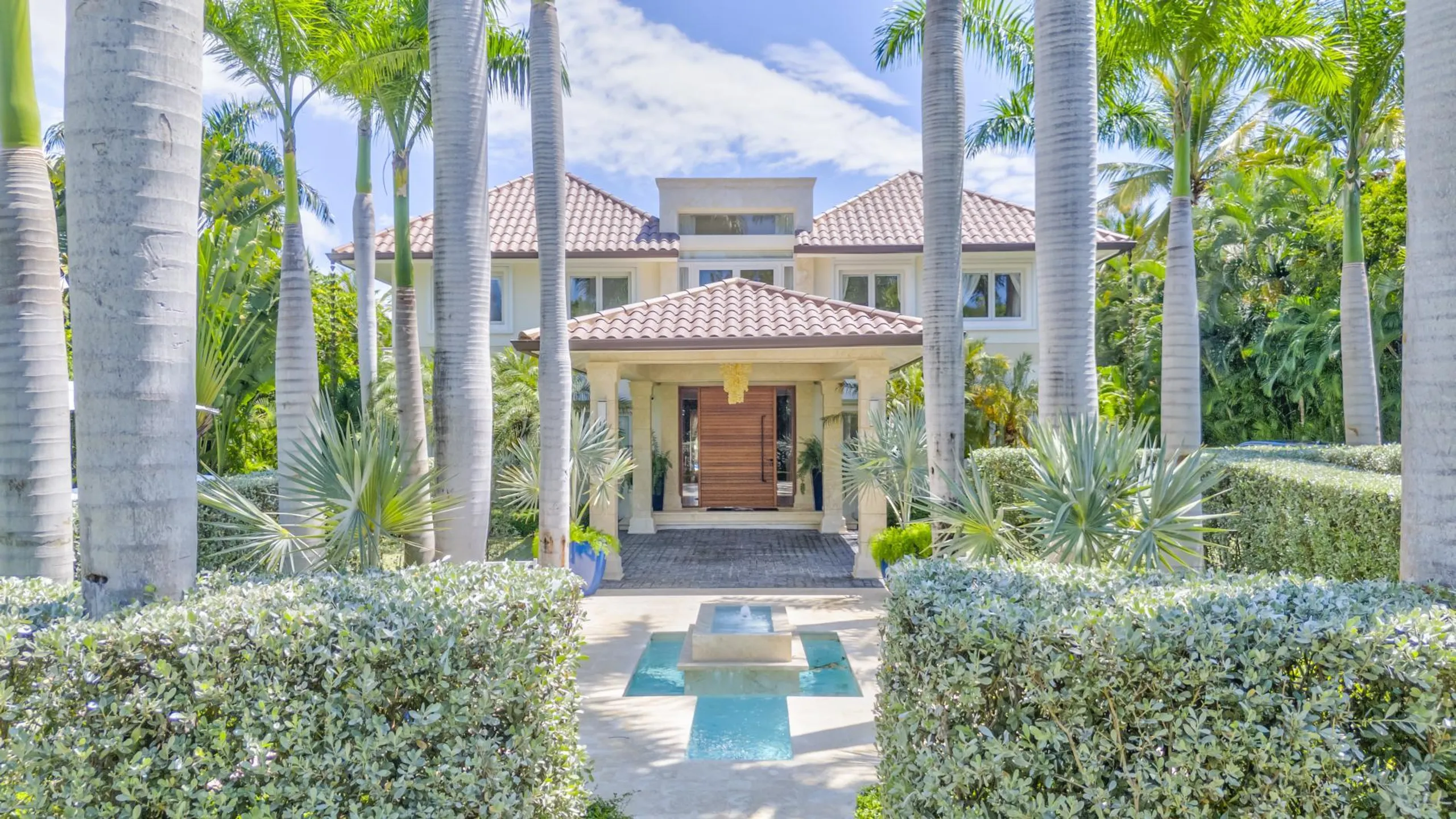 Serene Villa with Private Pool and Golf Course Views — photograph 2