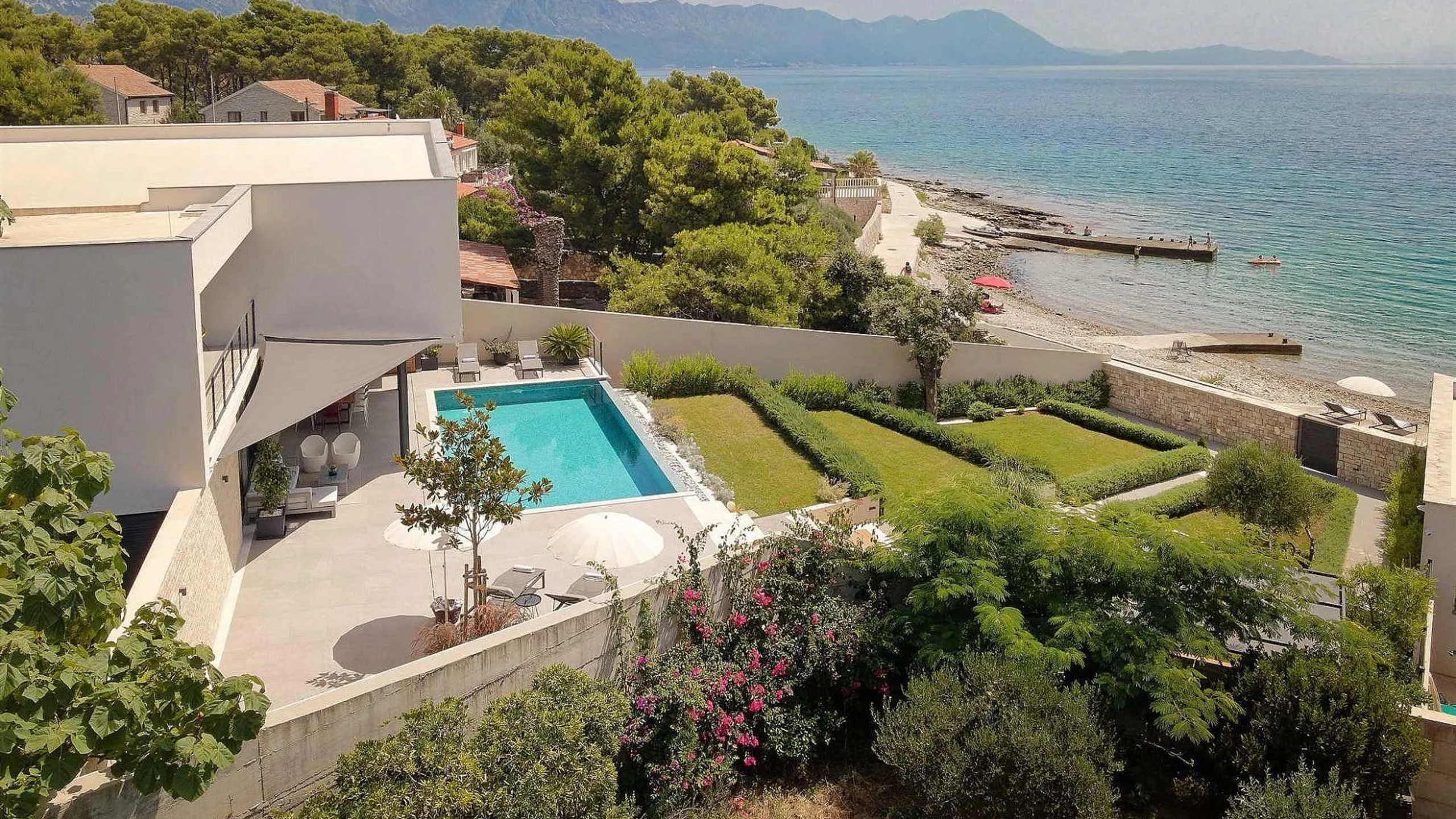 Lavish Villa with Heated Pool and Ocean Views, Sucuraj