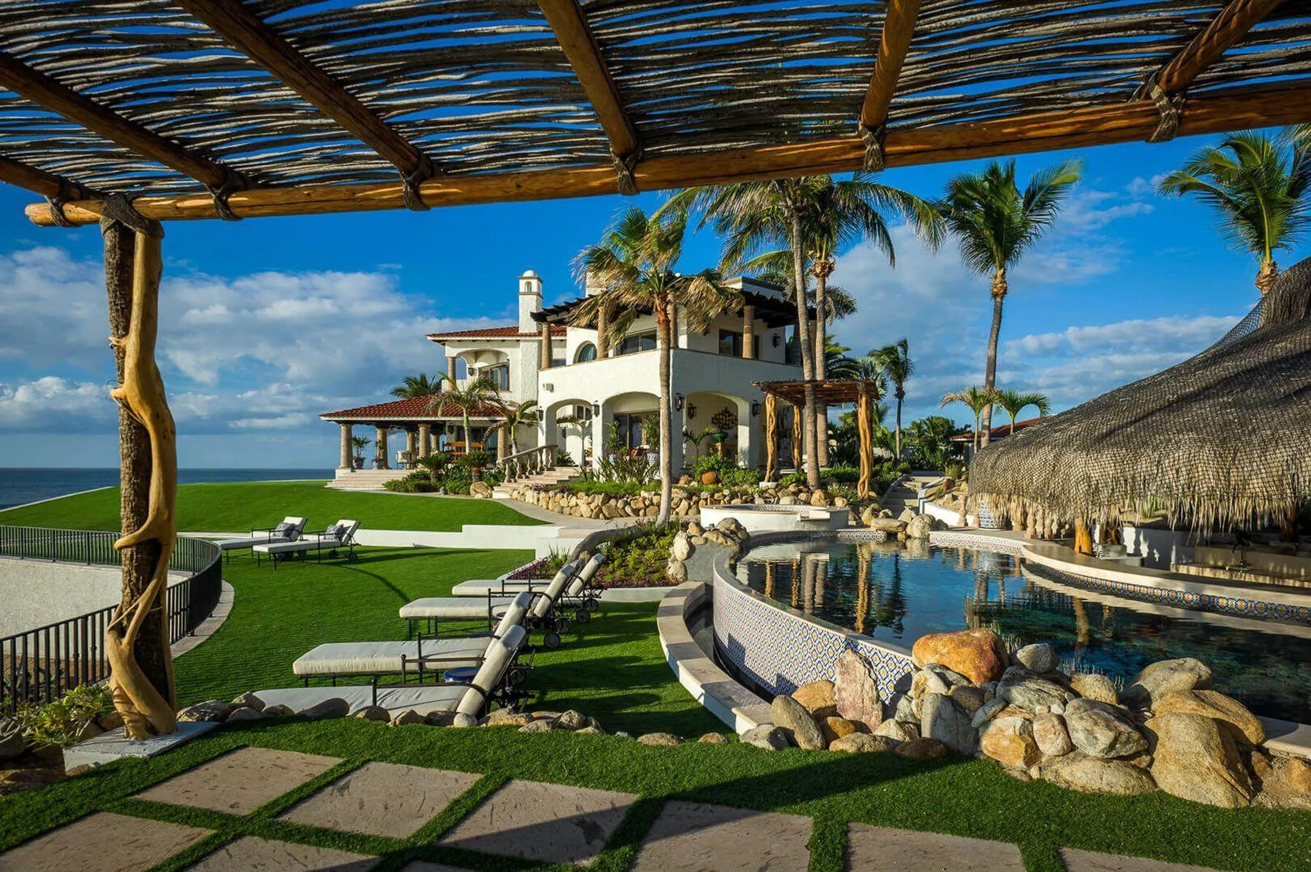 Luxurious Beachfront Villa in Playa Tortuga with Private Pool and Panoramic Ocean Views — photograph 2