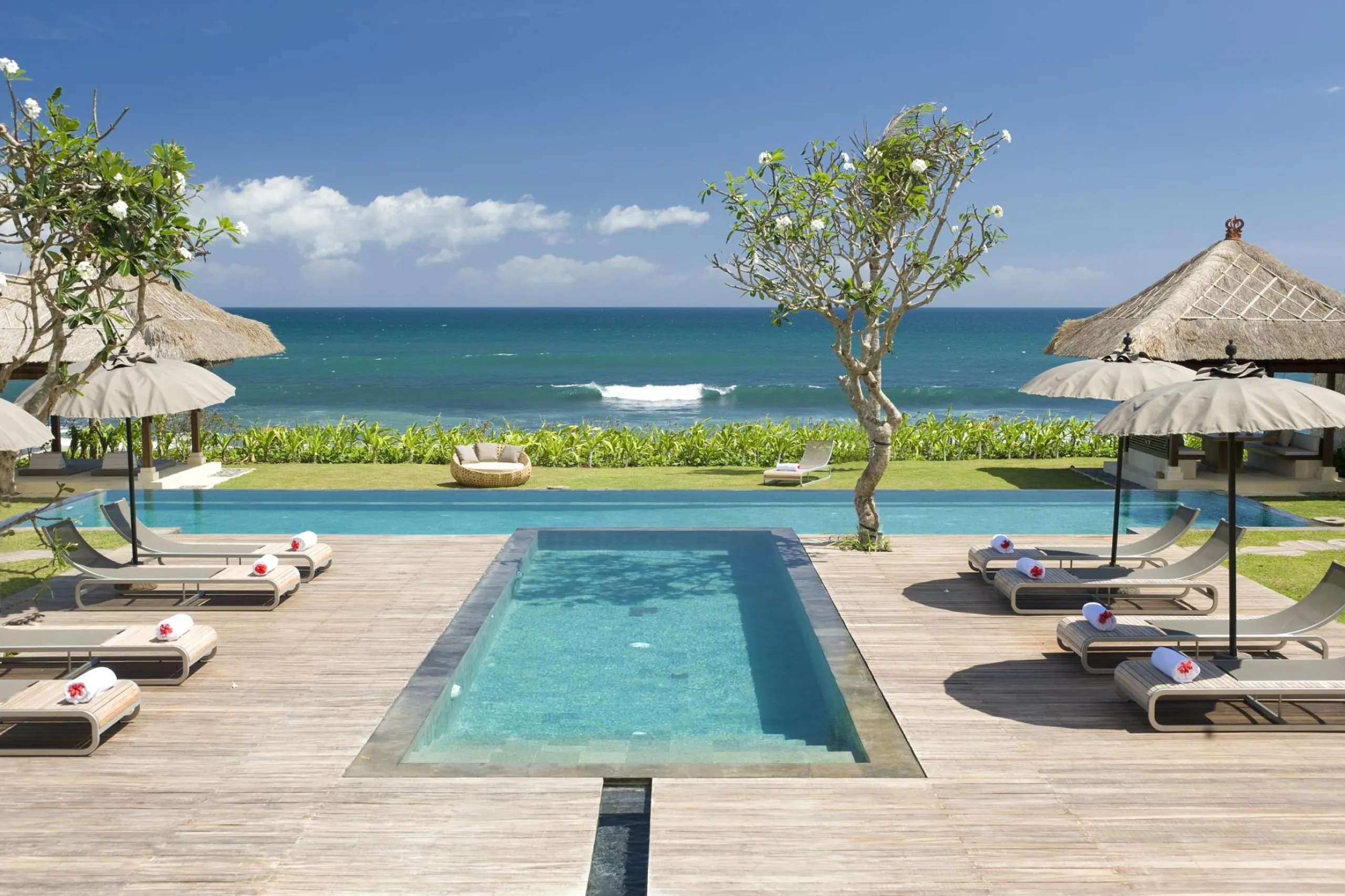 Bali Beachfront Villa with Infinity Pool and Ocean Views — photograph 5