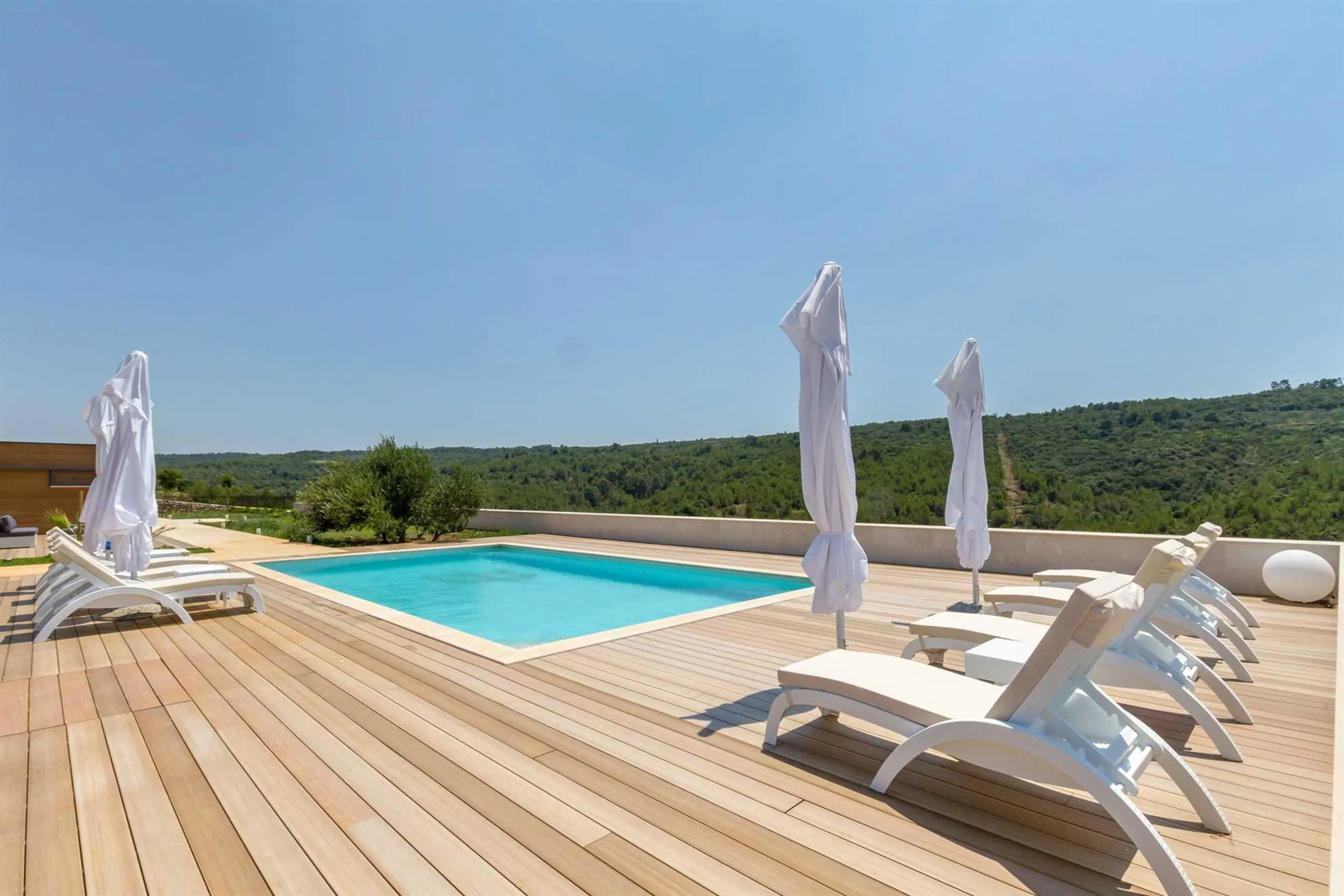 Radiant Modern Villa with Pool, Sauna, and Tennis Court in Hvar — photograph 4