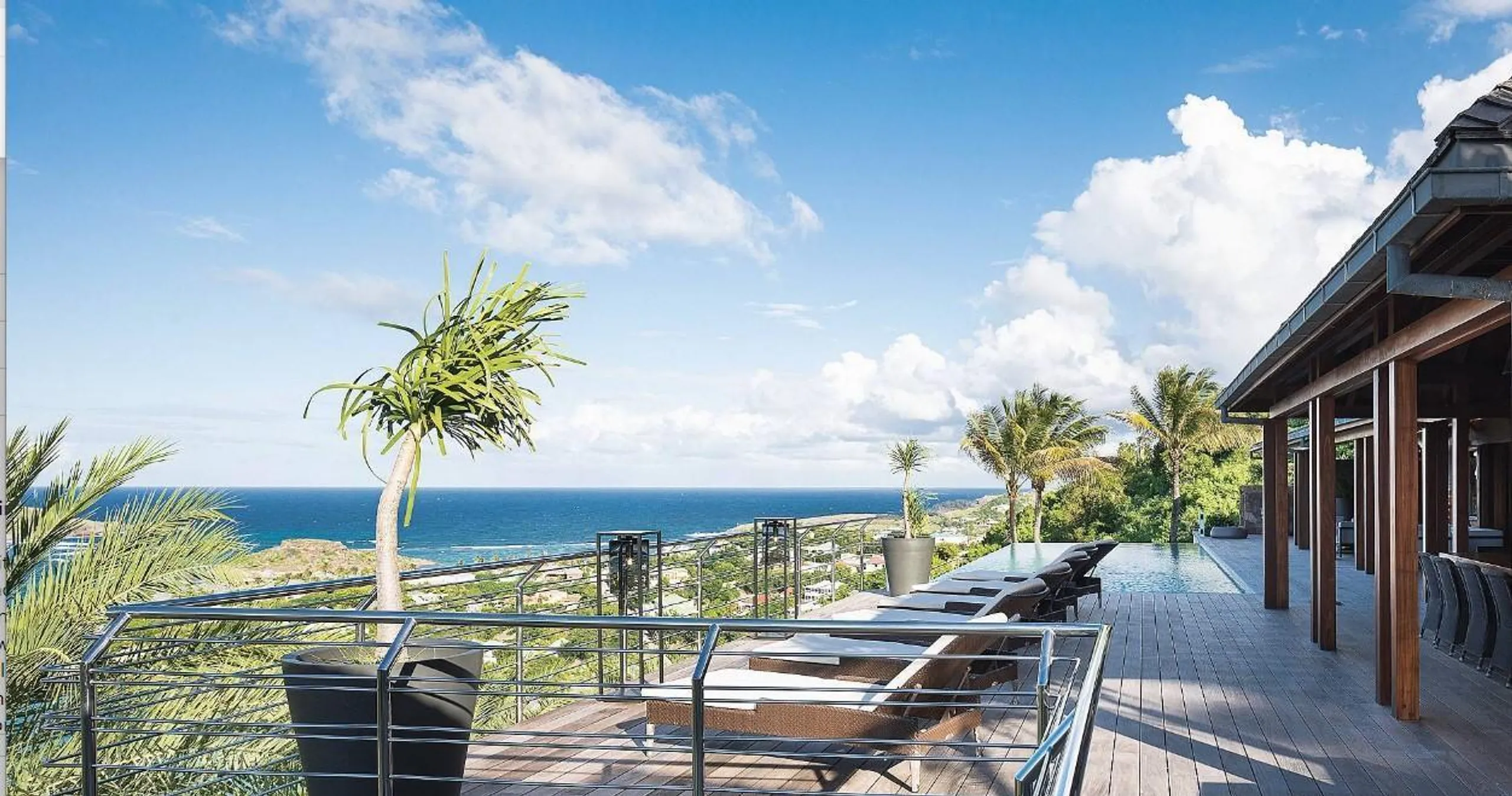 Luxurious Oceanside Estate with Infinity Pool and Ocean Views — photograph 8