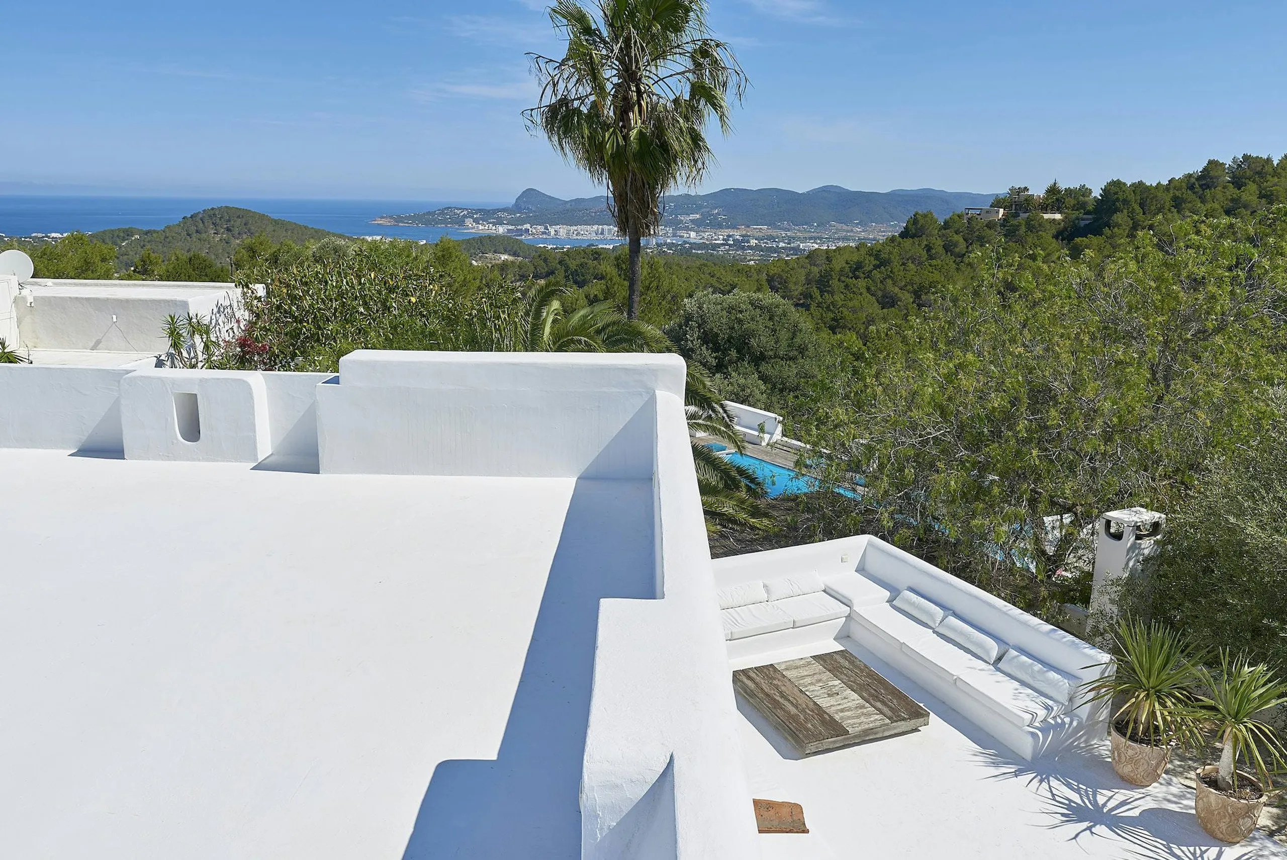 Rustic Spanish Villa in Ibiza with Private Pool and Backyard Entertainment — photograph 5