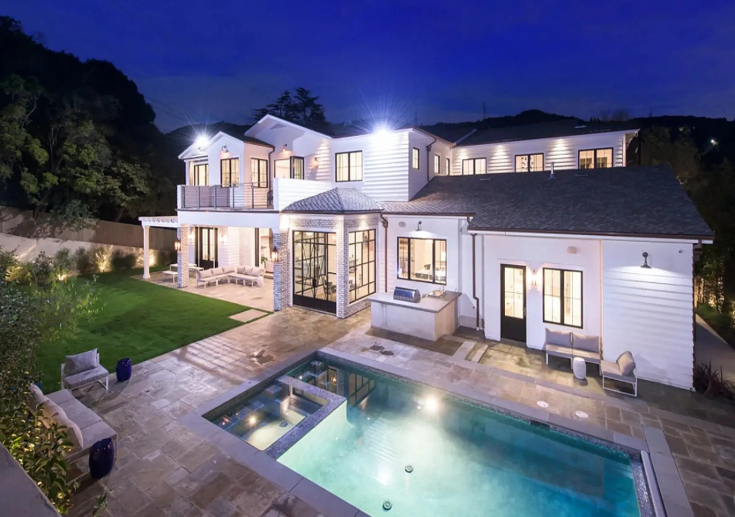 Contemporary Canyon Villa with Lush Gardens — photograph 2