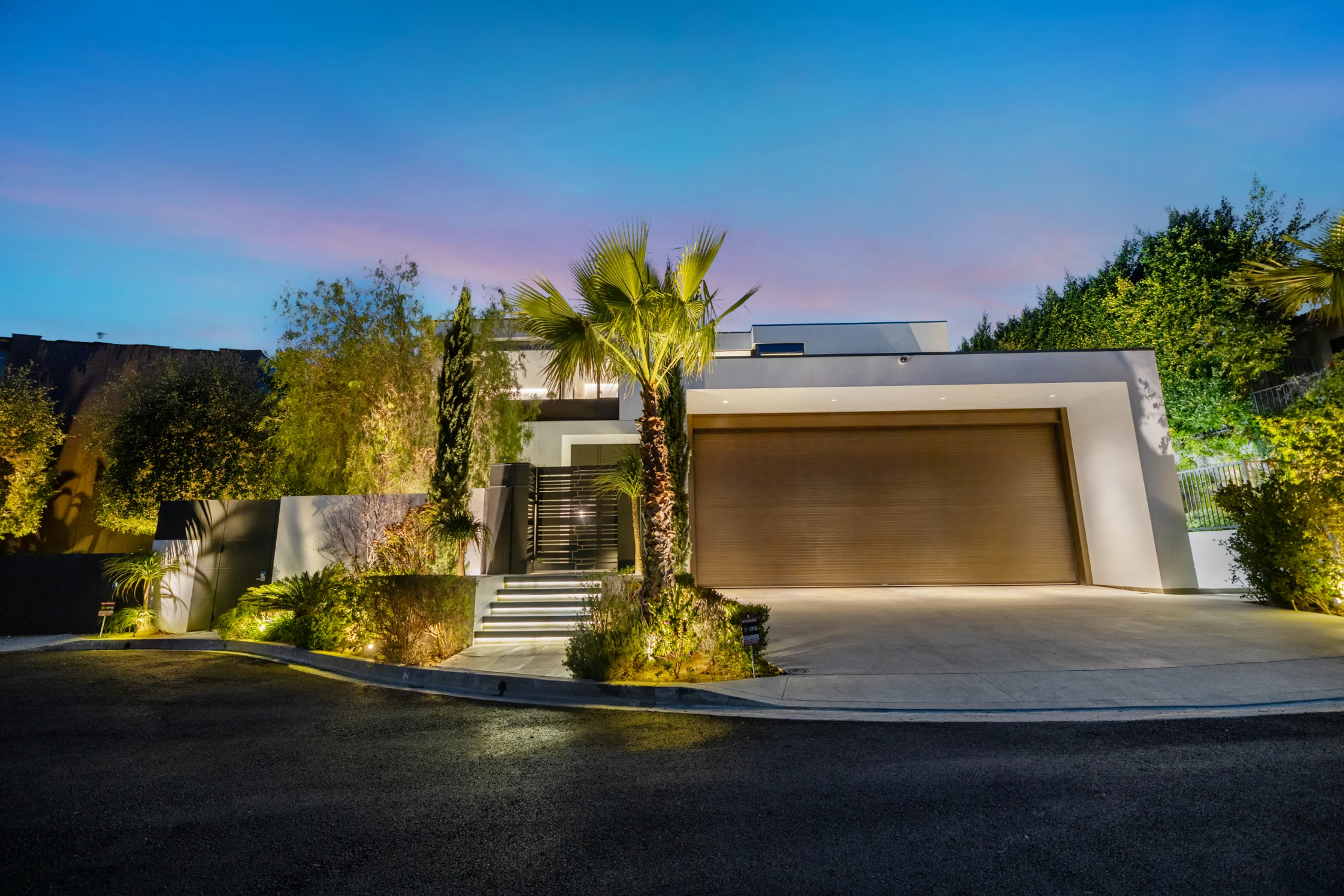 High End Four Bedroom Villa with Private Infinity Pool and Awe-Inspiring Views — photograph 10